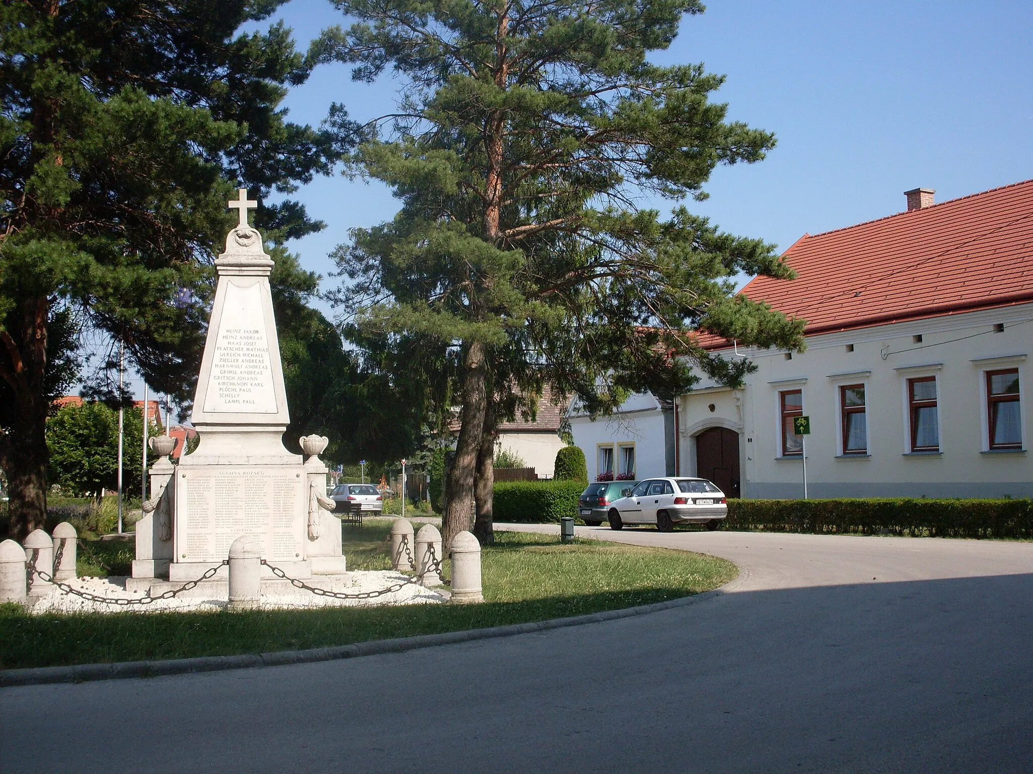 Photo showing: Agfalva, Hungary - war memorial, World war 1 and 2 next to the protestant church.