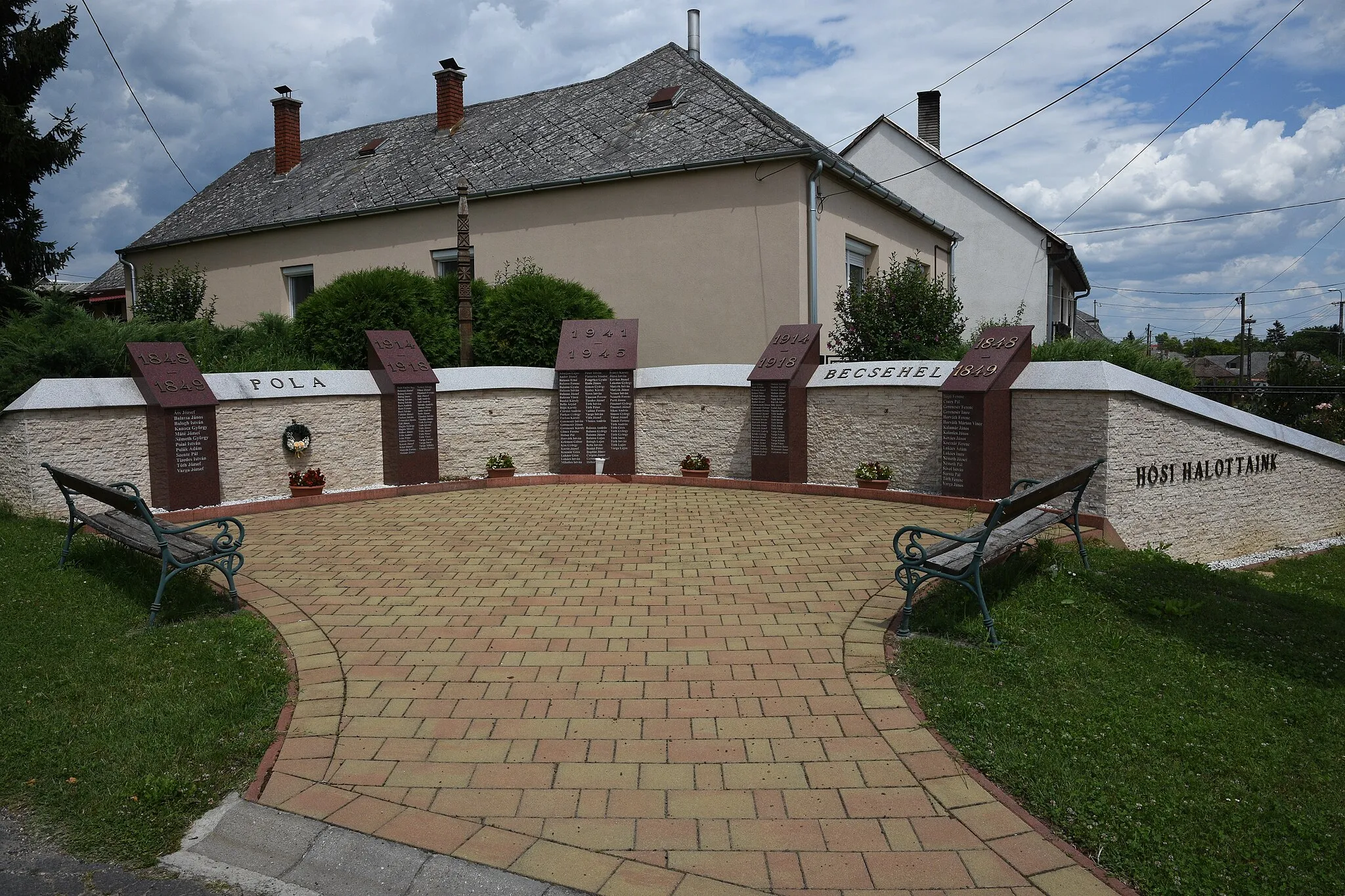 Photo showing: Becsehely War memorial