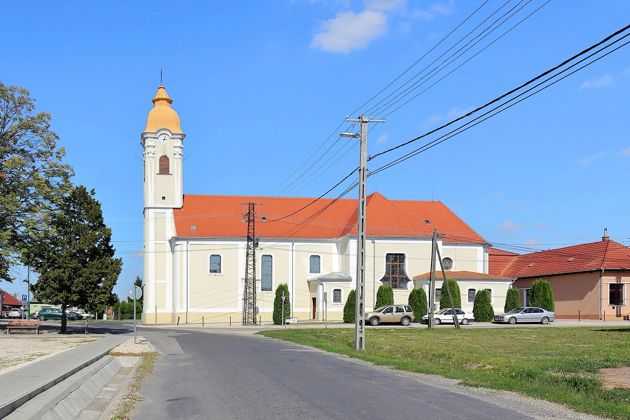 Photo showing: Südwestansicht der Pfarrkirche von Bősárkány.
