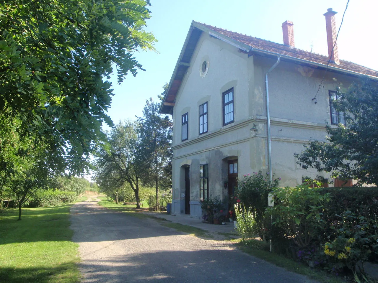 Photo showing: Bahnhof Csepreg, heute Wohnung, die Straße zeigt die ehemalige Bahnstrecke