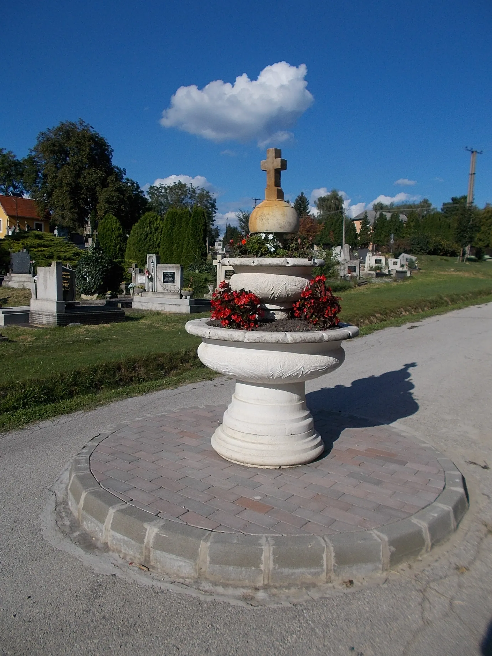 Photo showing: : Flower box and globus cruciger(ish) in cemetery of Cserszegtomaj, Zala County, Hungary.