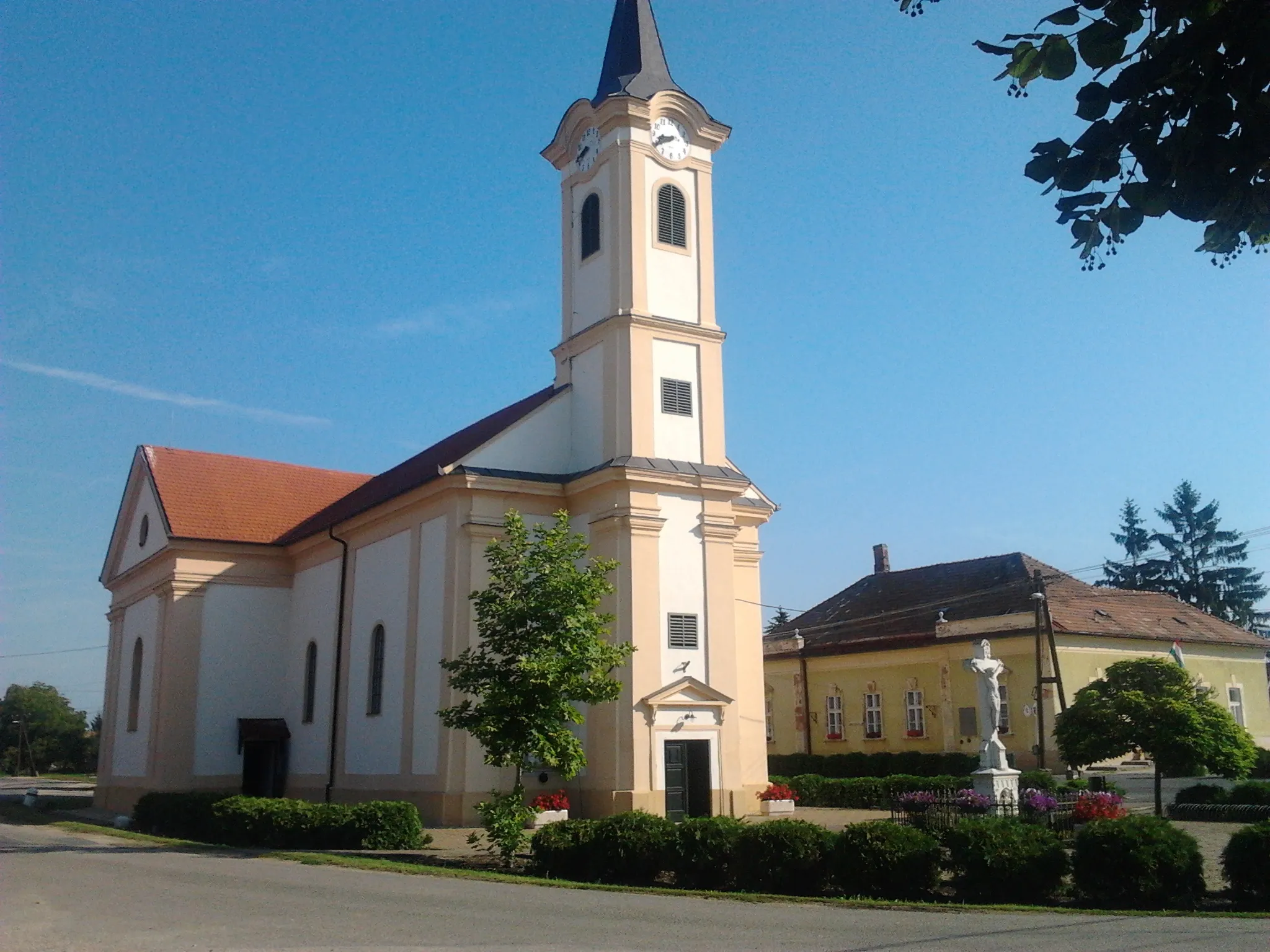Photo showing: A katolikus templom Farádon.