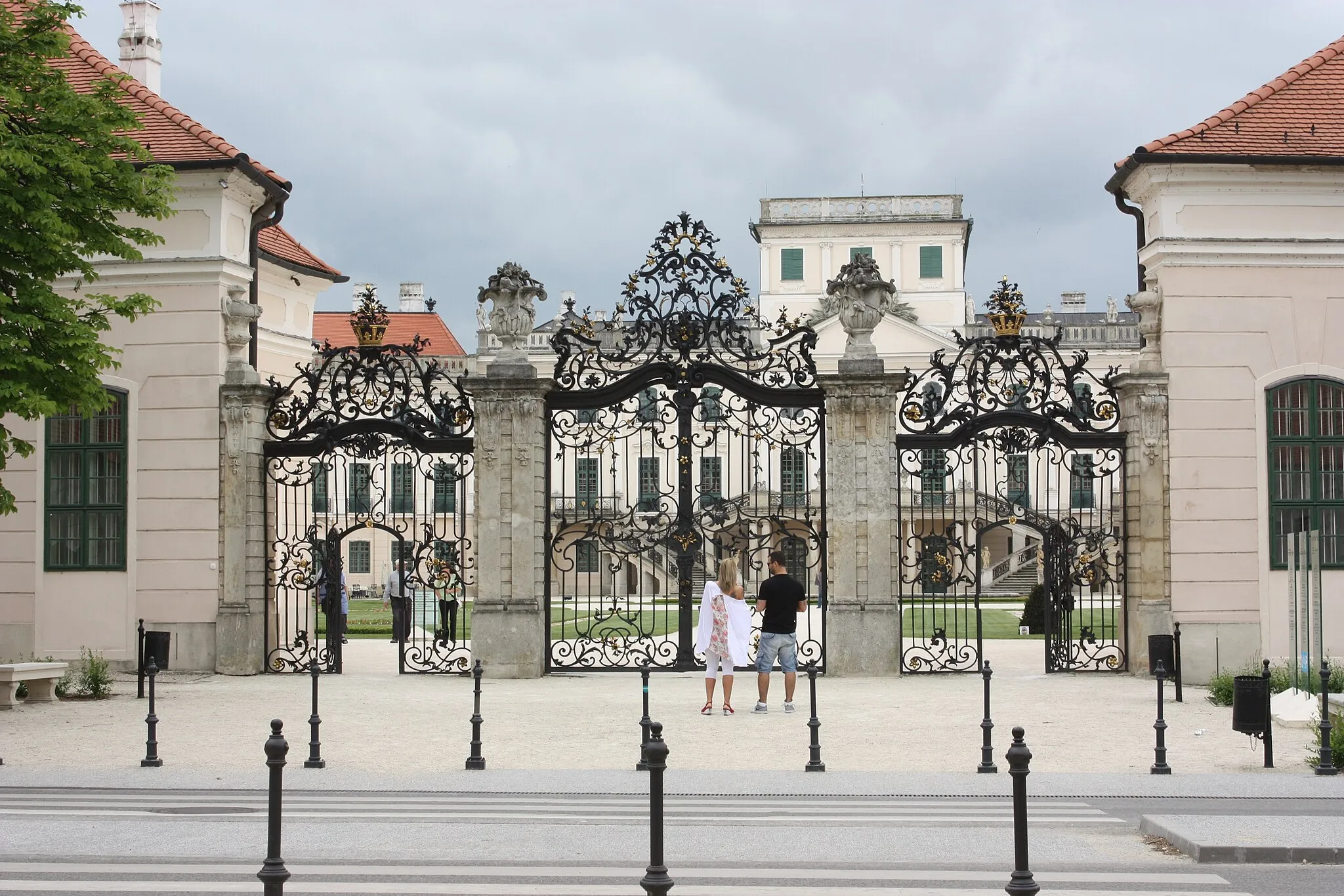 Photo showing: Fertöd-château, behind the wrought-iron gate