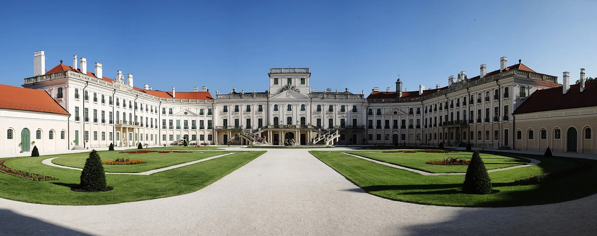 Photo showing: Esterházy Palace, Fertőd, Győr-Moson-Sopron County, Hungary.