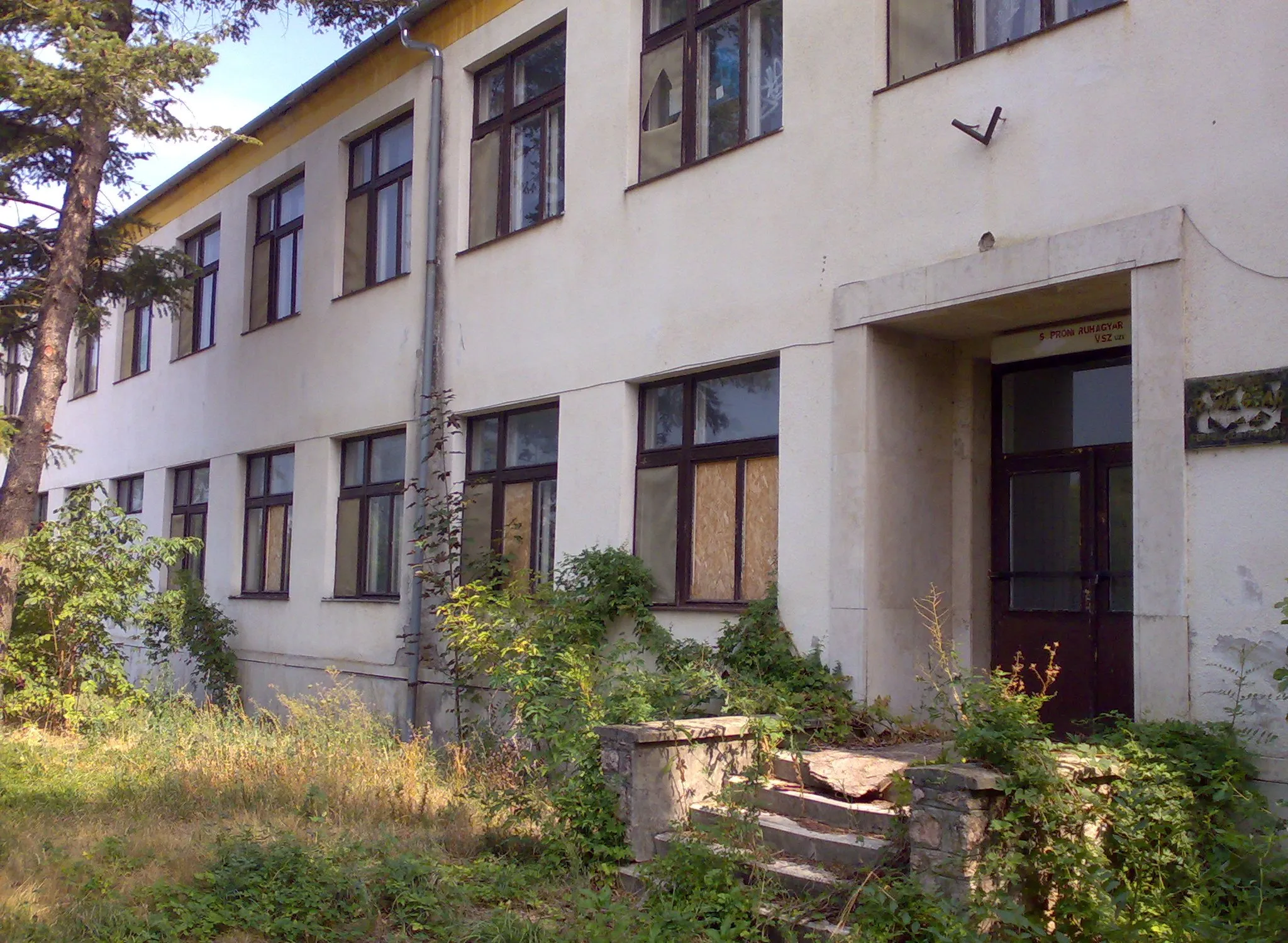 Photo showing: Soproni ruhagyár kirendeltsége