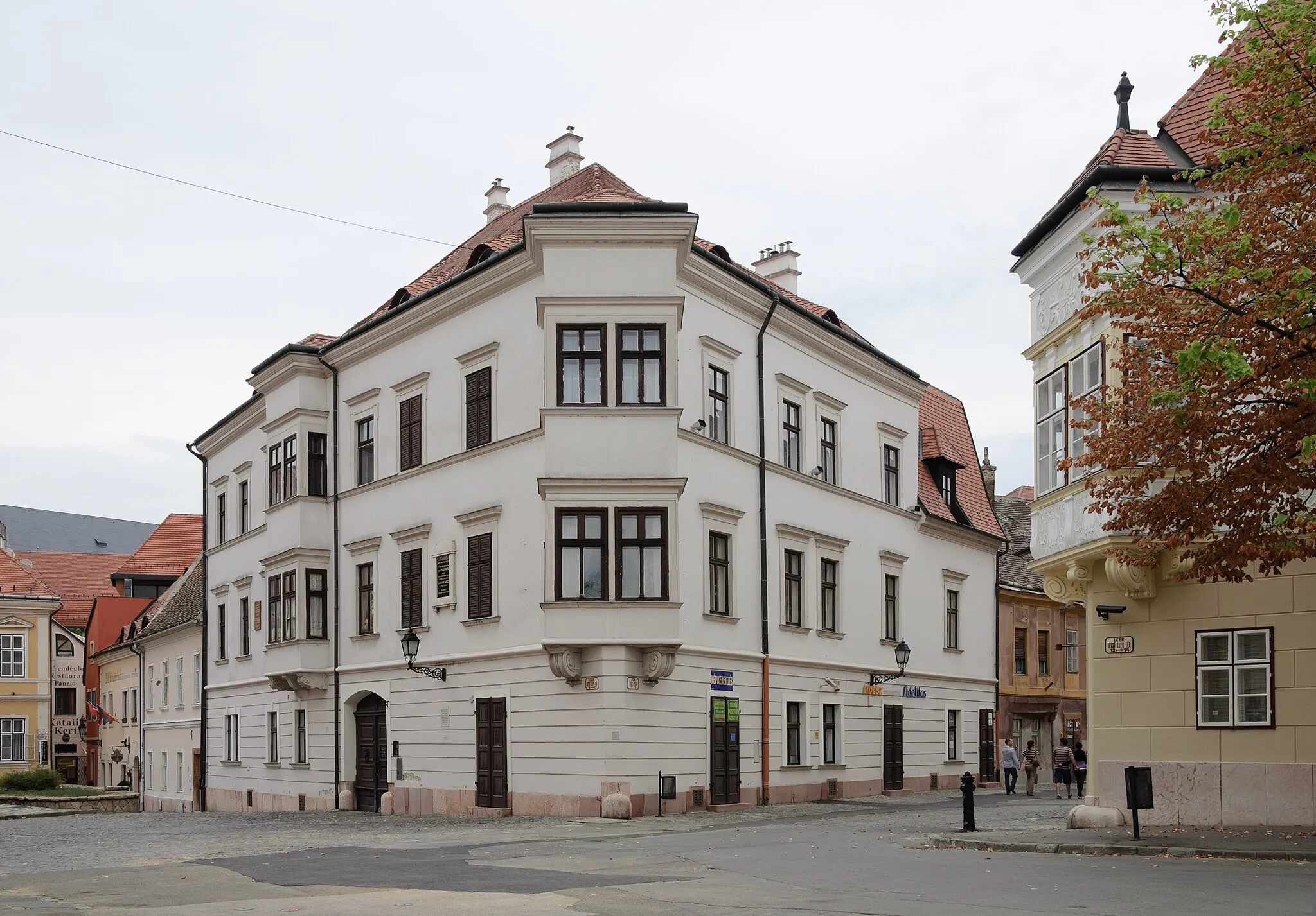 Photo showing: Old building at Bécsi kapu square 11 and Király street 1 in Győr, Hungary.
