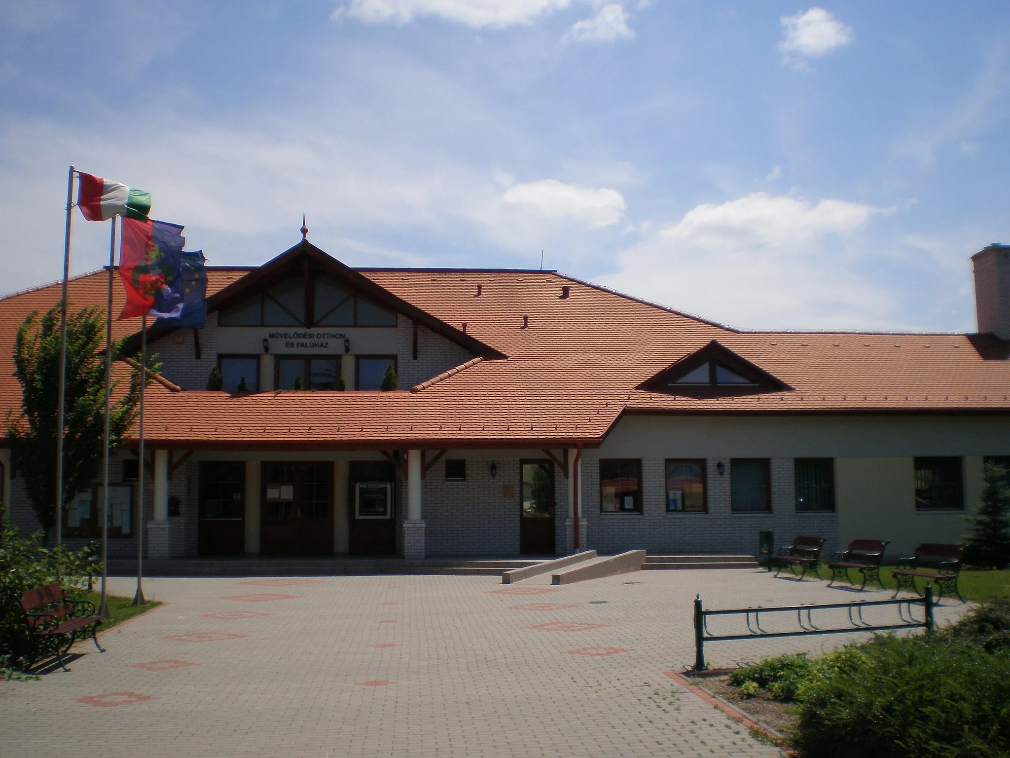 Photo showing: Művelődési otthon és faluház (Győrújbarát)