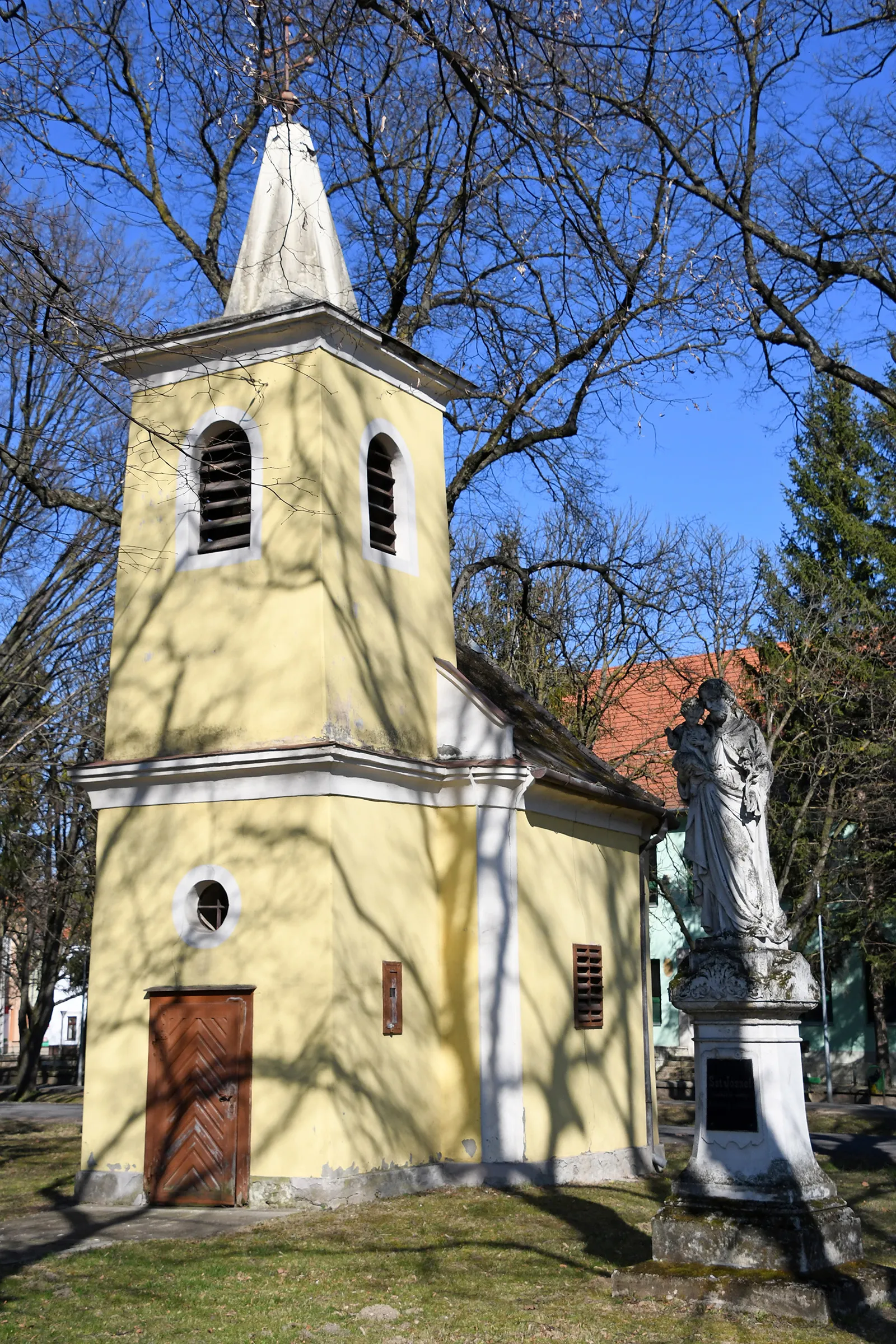 Photo showing: Saint Wendelin chapel and statue of Saint Joseph in Jánosháza, Hungary