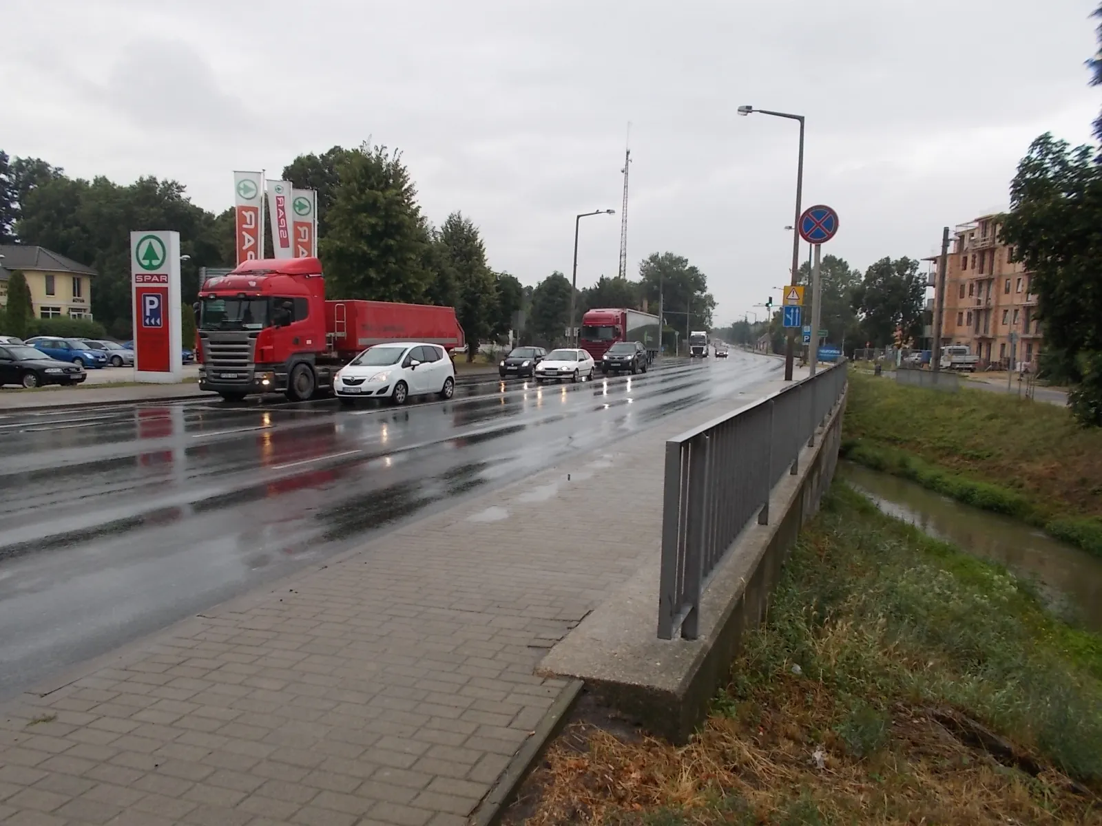 Photo showing: : Nádasdy Bridge over the Kis-Rába. - Győri út (Route 85), Kapuvár, Győr-Moson-Sopron County, Hungary.