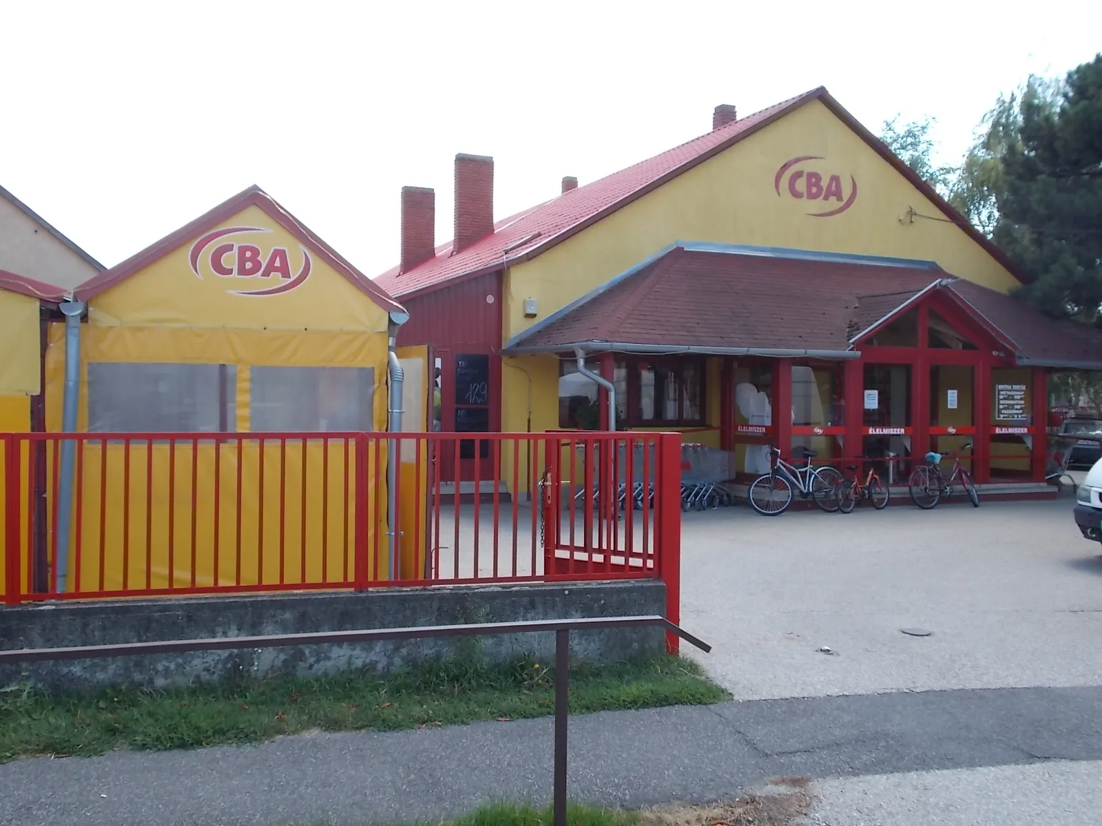 Photo showing: : CBA shop. - Dózsa György Street (Route 8417), Lébény, Győr-Moson-Sopron County, Hungary.