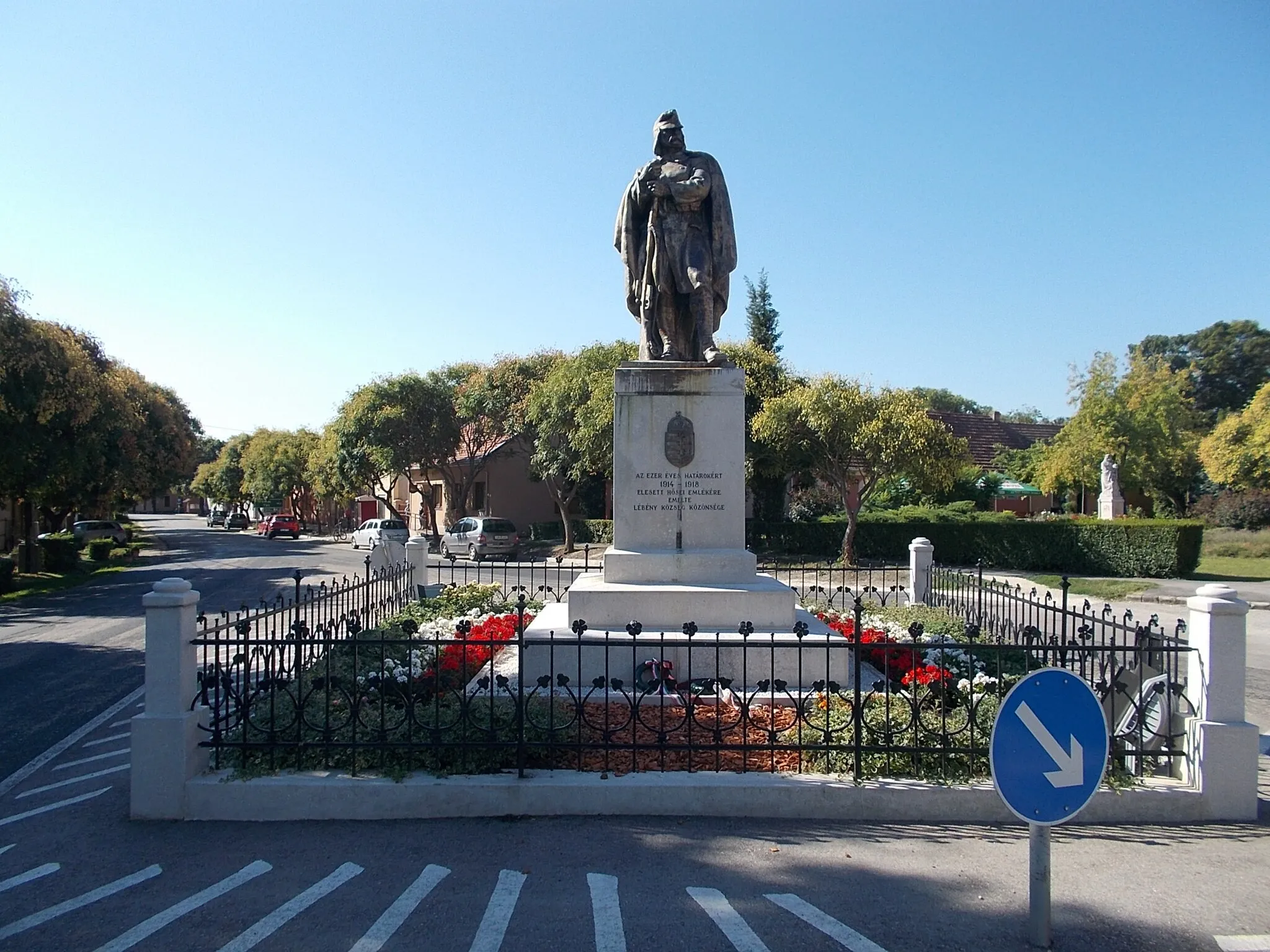 Photo showing: : World War I memorial by Ottó Kreipel Kalotay (1930 works, Bonze statue on limestone base, cityscape significance, there are 170 victims named in alphabetical order on the base). - Fő Street and Damjanich Street corner, Lébény, Győr-Moson-Sopron County, Hungary.