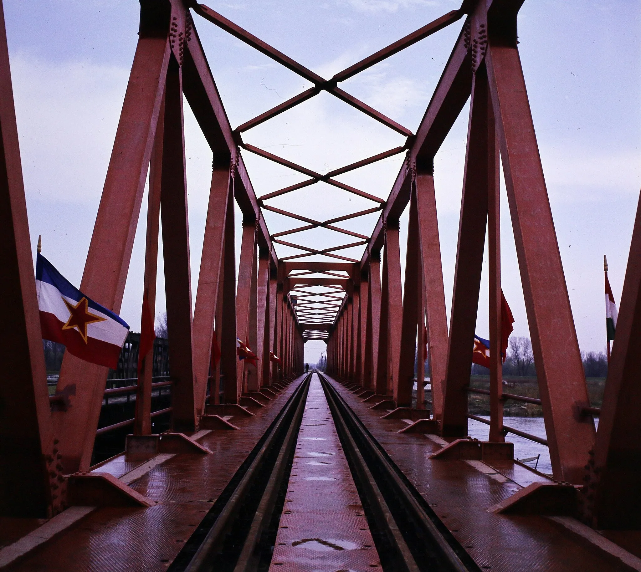 Photo showing: a Mura folyó II. világháborúban lerombolt vasúti hídja helyett épített új híd.