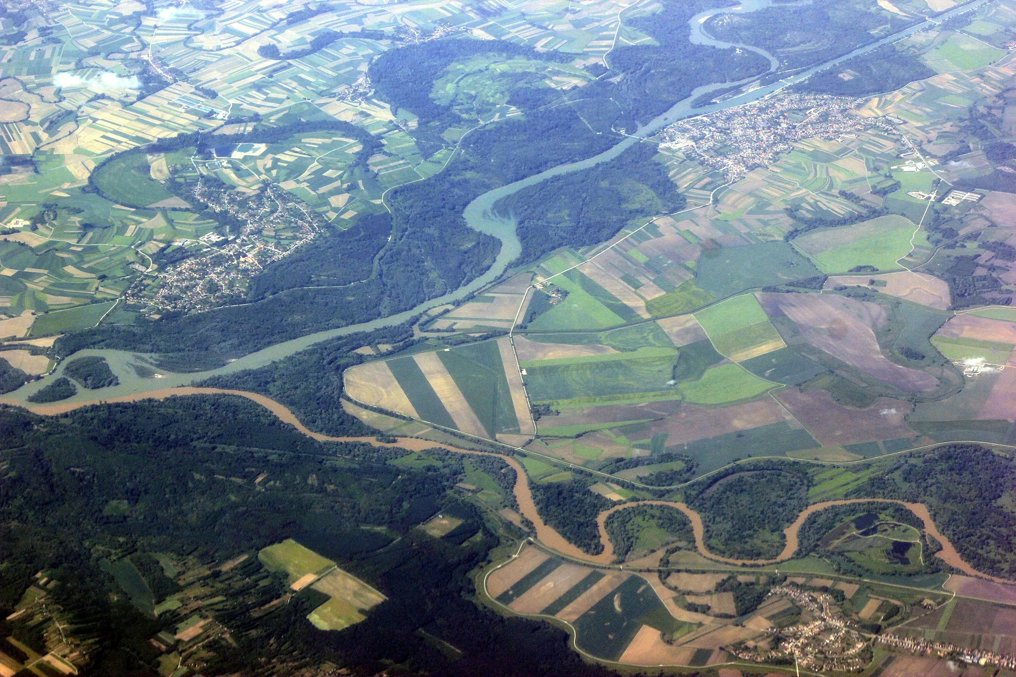 Photo showing: Luftbild der Mündung der Mur in die Drau.