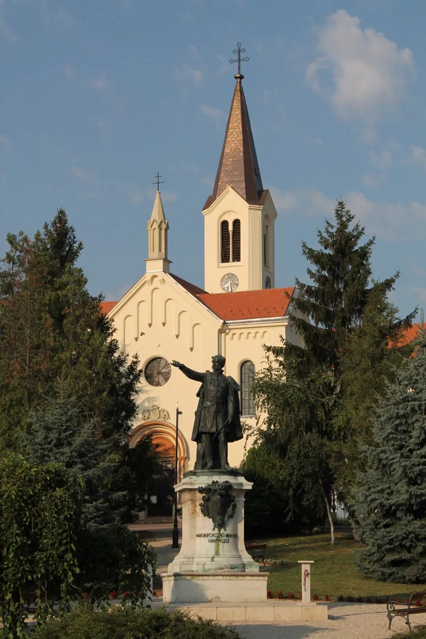 Photo showing: Saint Stephen's Church and the statue of Count István Széchenyi, Nagycenk