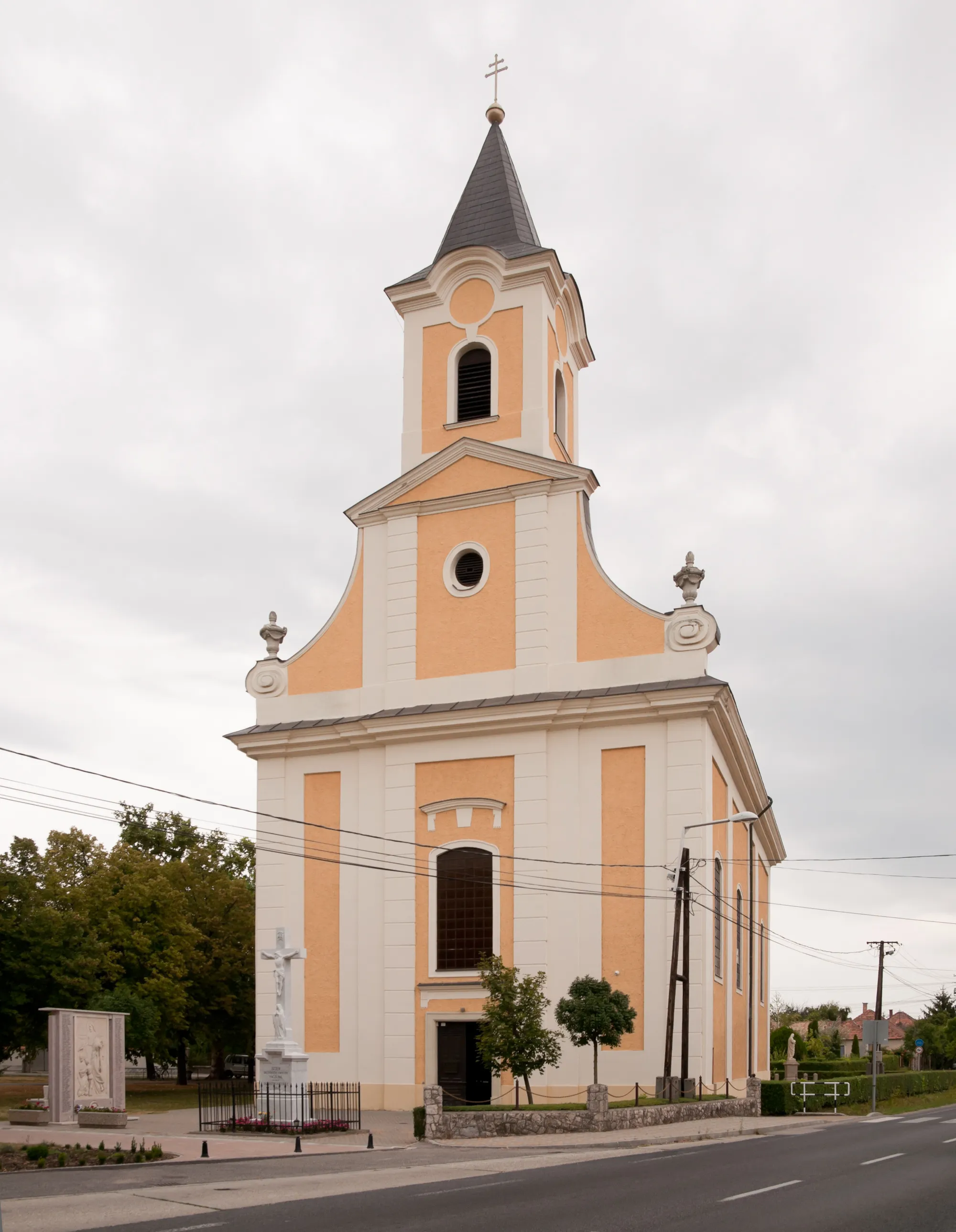 Photo showing: The All Saints church in Nyúl village nearby the city of Győr, Hungary.