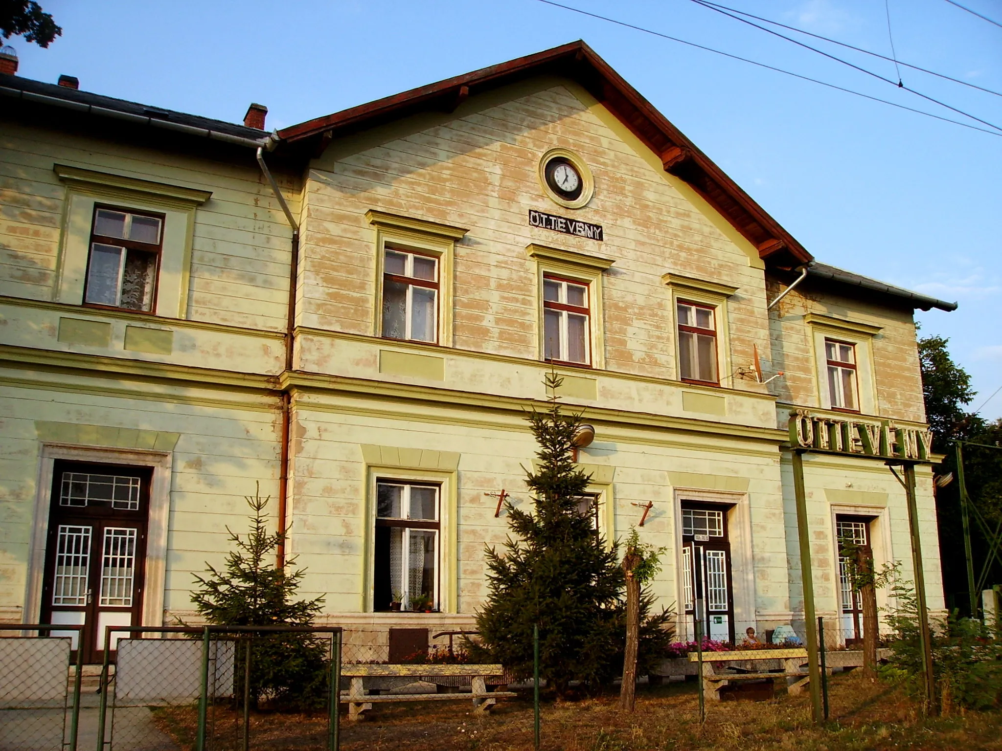 Photo showing: Railway Station in Öttevény, Northwestern Hungary.
