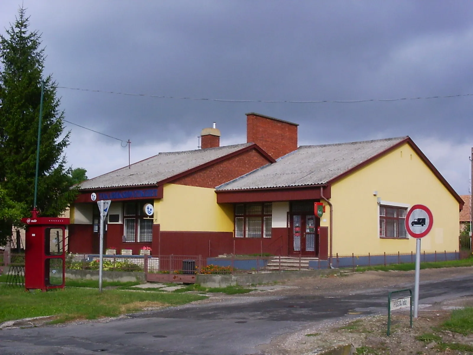 Photo showing: Pér, local bank