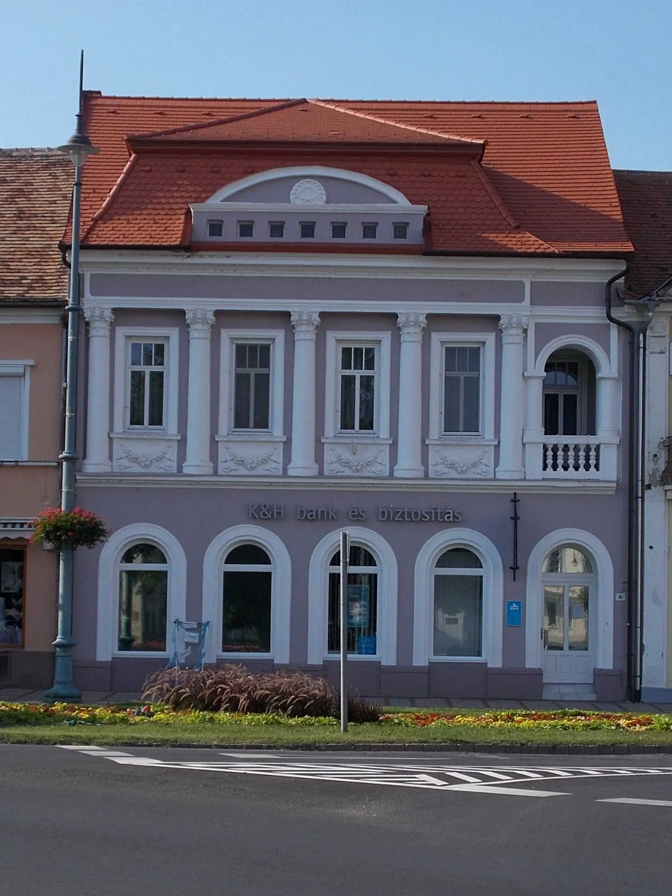 Photo showing: : Former Magyar (Hungarian) Fashion Store building, now K&H bank customer point - automated cash flow branch. - 3 Batthyány Street, Sárvár, Vas County, Hungary.