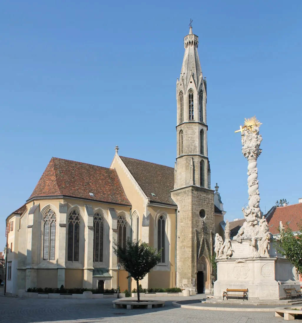 Photo showing: Goat Church and Holy Trinity Column, Sopron