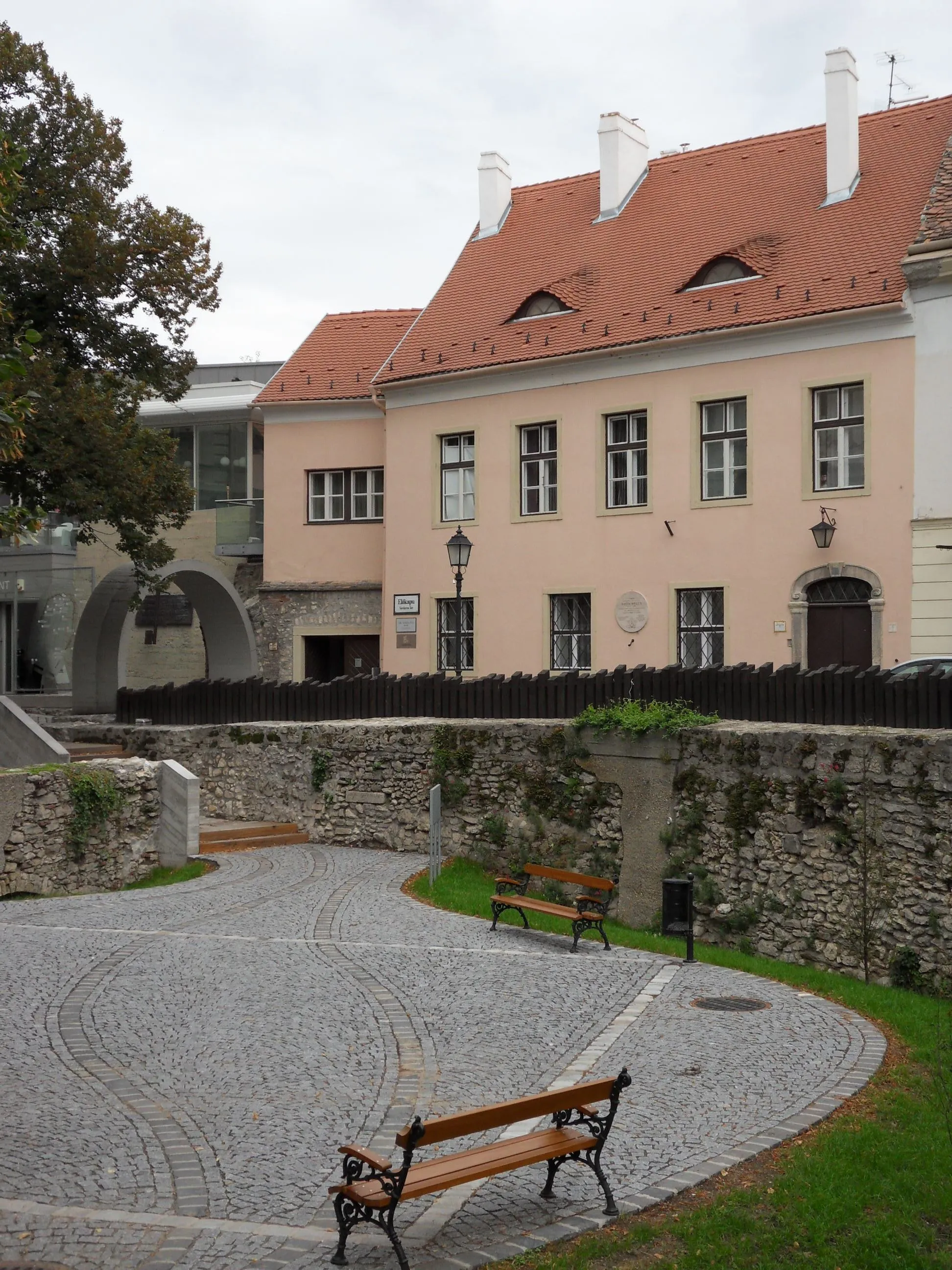 Photo showing: Lakóház (Előkapu 3.) Sopronban, a Tűztorony tövében. Az előtérben a Várfalsétány részlete látható