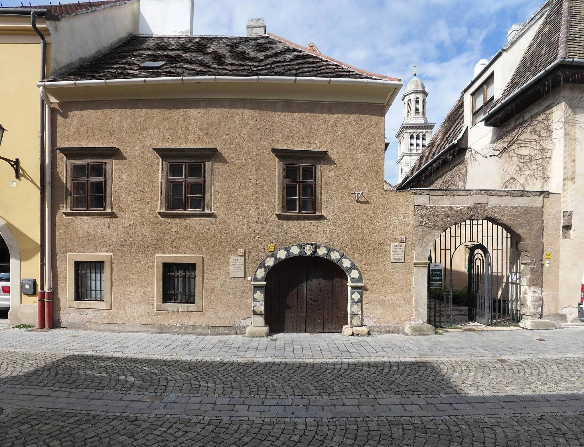 Photo showing: A soproni Ózsinagógához vezető kapu (Új utca 22.) és a szomszédos ház (Új utca 24.)