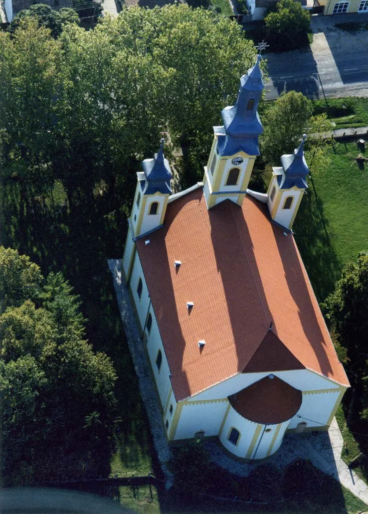 Photo showing: Roman Catholic church. - Szany, Hungary, aerial photography