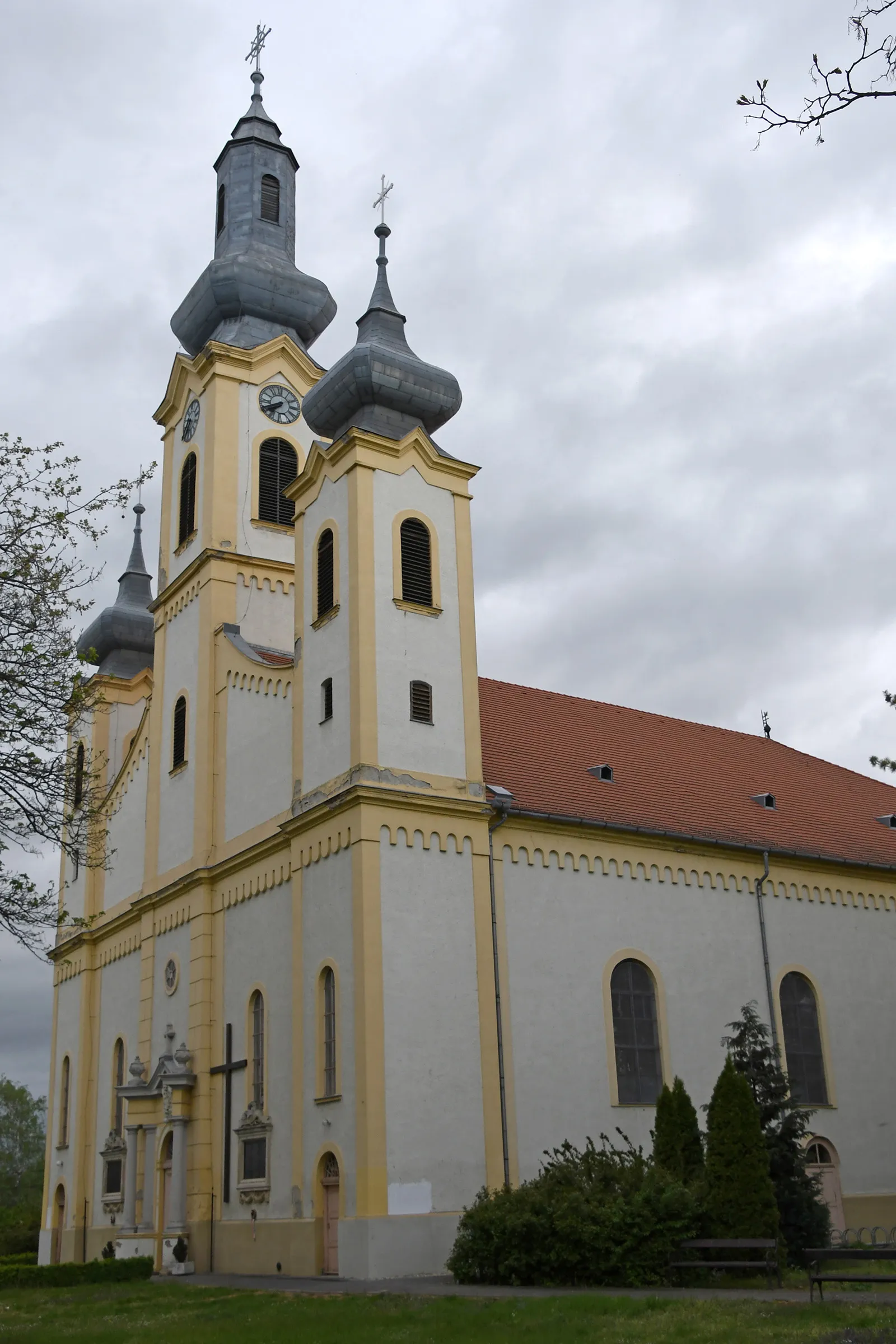 Photo showing: Roman Catholic church in Szany, Hungary