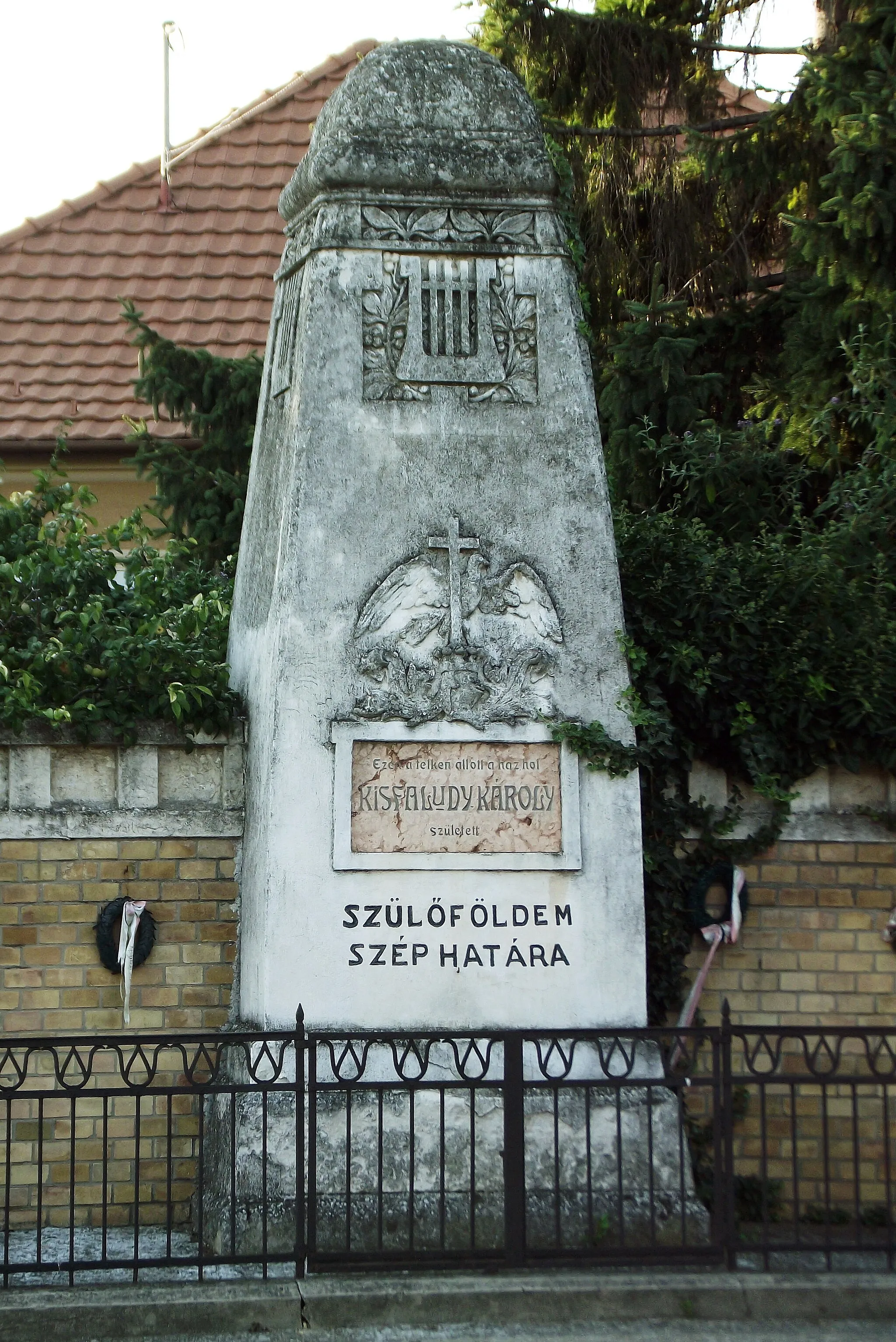 Photo showing: Kisfaludy emlékmű Tét városában, az egykori szülőház előtt.