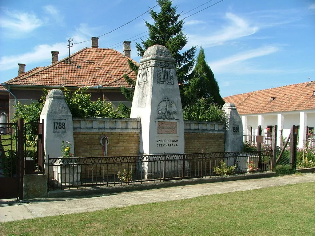 Photo showing: Emlékmű Kisfaludy Sándor és Kisfaludy Károly szülőházának helyén, Téten