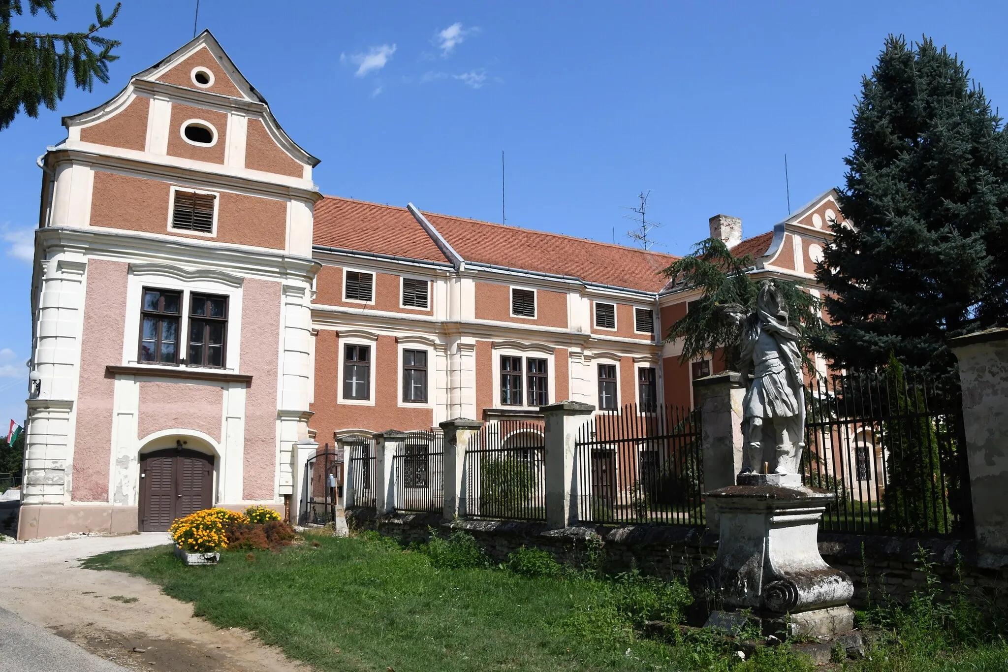 Photo showing: Former Premonstratensian monastery in Türje, Hungary