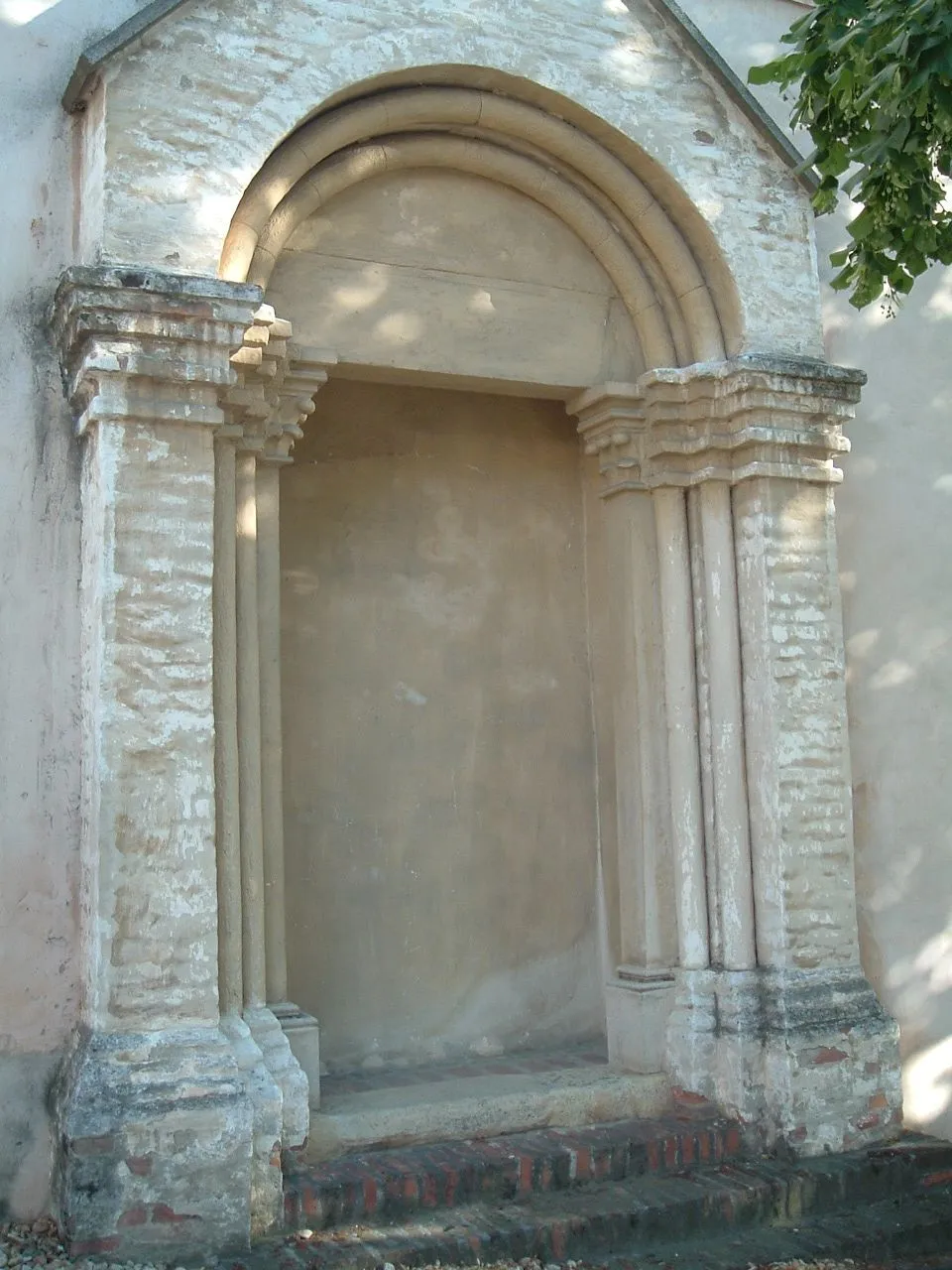 Photo showing: The romanesque style gate on the Roman Catlolic Church in Vasvár, Hungary