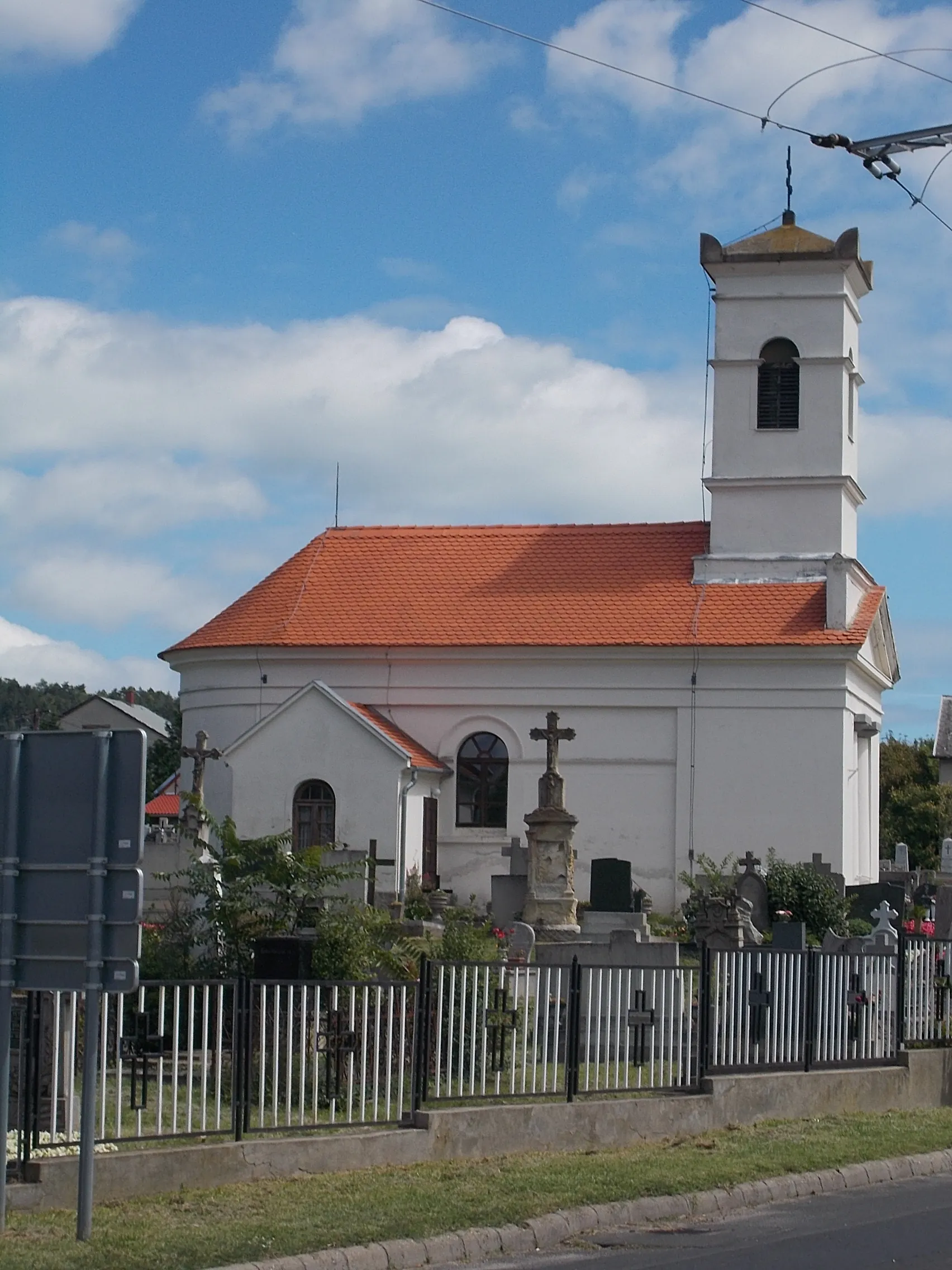 Photo showing: : Exaltation of the Cross cemetery chapel at Fő Road, Route 71 in Vonyarcvashegy, Zala  County, Hungary.