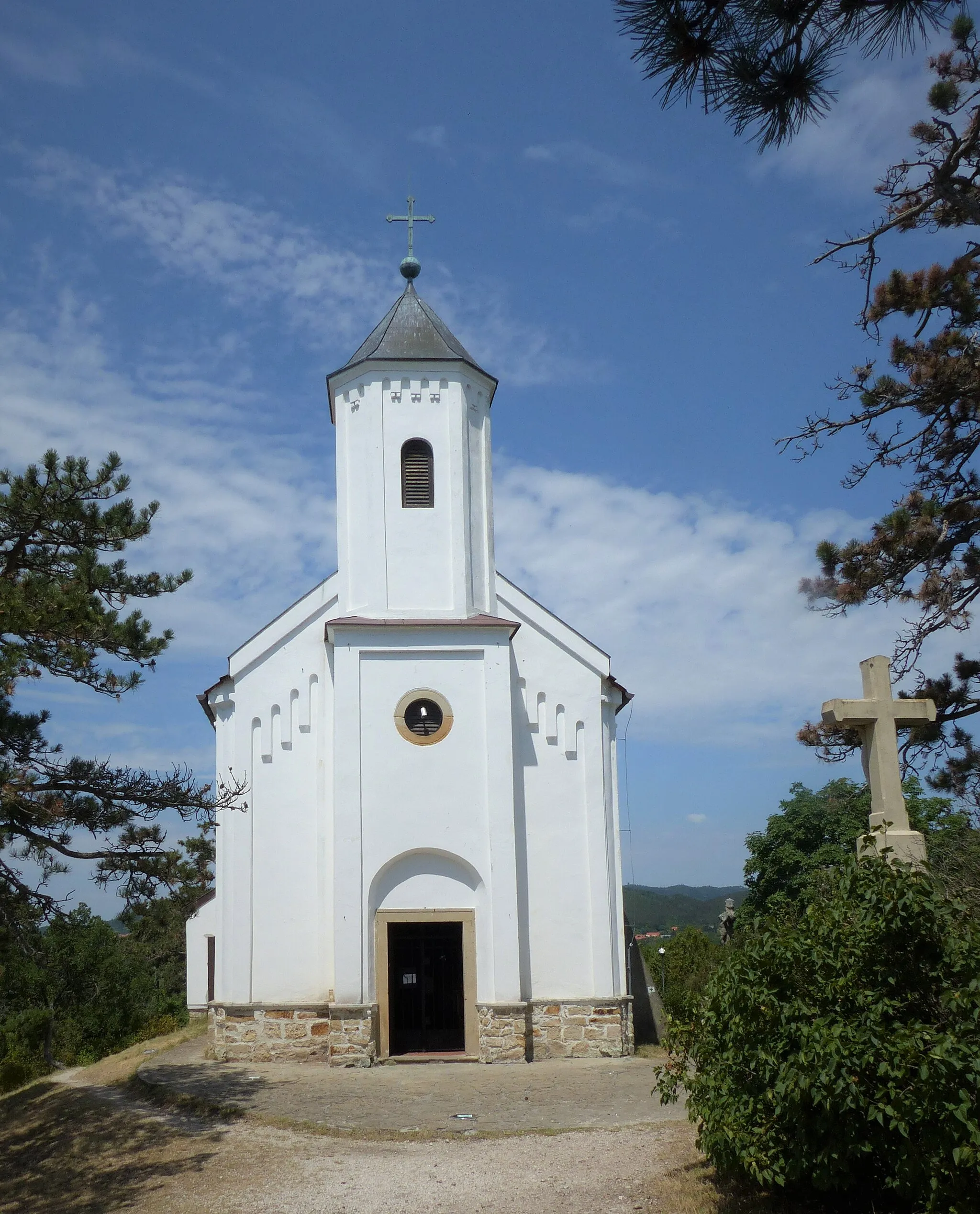 Photo showing: Fogadalmi kápolna és környezete Vonyarcvashegyen, a Szent-Mihály dombon (136 m) Paronáma a Szent-Mihály dombról. (1-23).