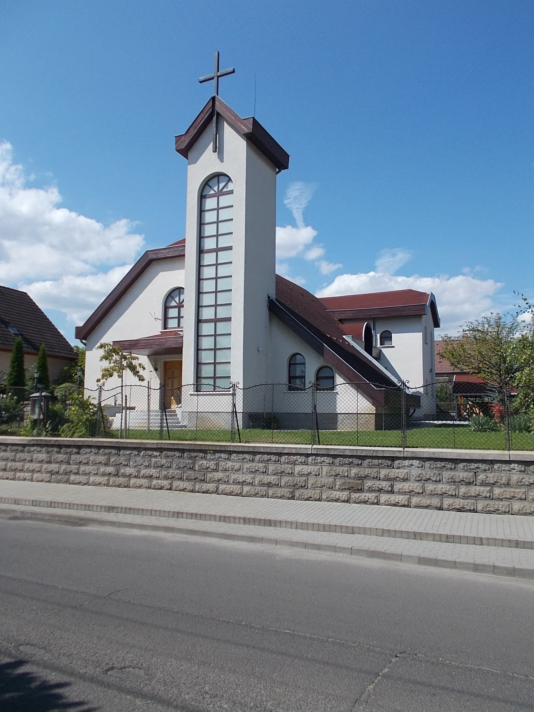 Photo showing: : Baptist Church prayer house - 13 Köztársaság Street, Irsa neighborhood, Albertirsa, Pest County, Hungary.