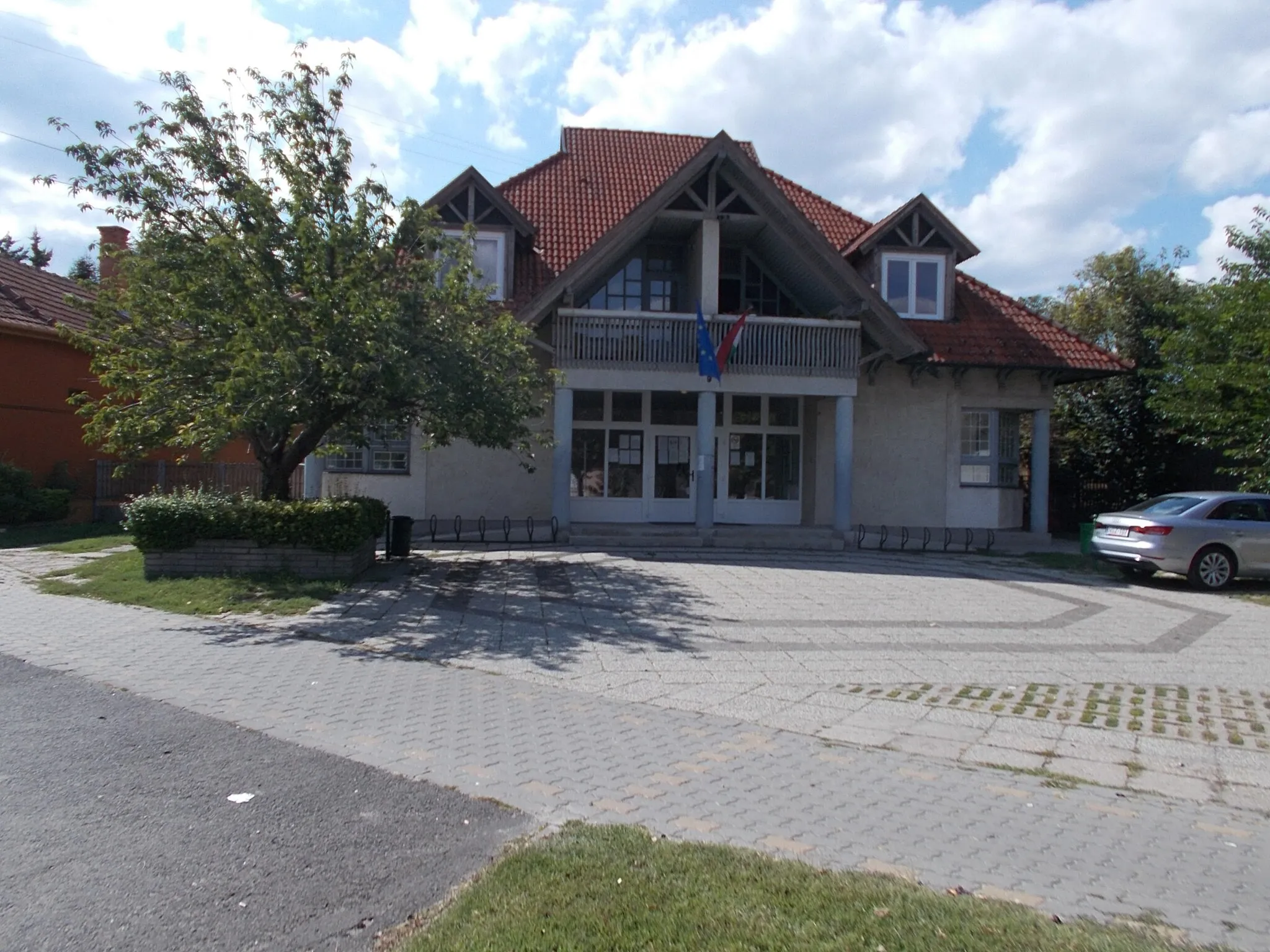 Photo showing: : Clinic - 9 Köztársaság Street, Irsa neighborhood, Albertirsa, Pest County, Hungary.