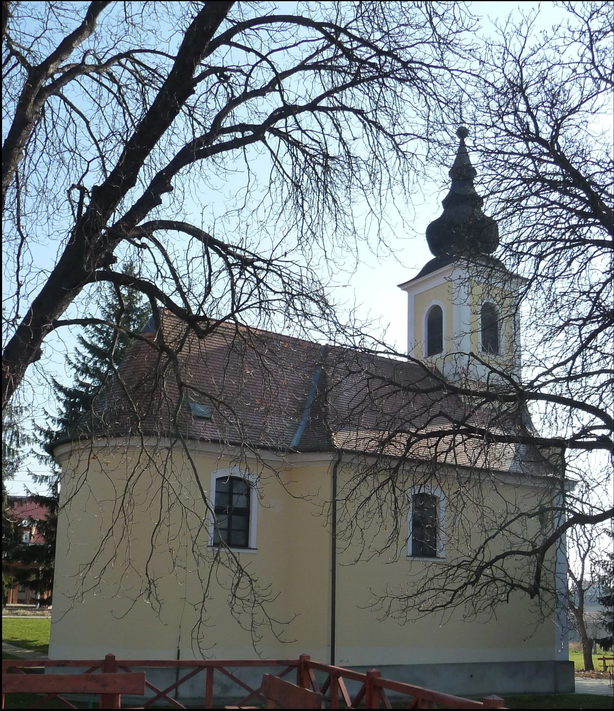 Photo showing: Az aszódi Szentháromság-templom.