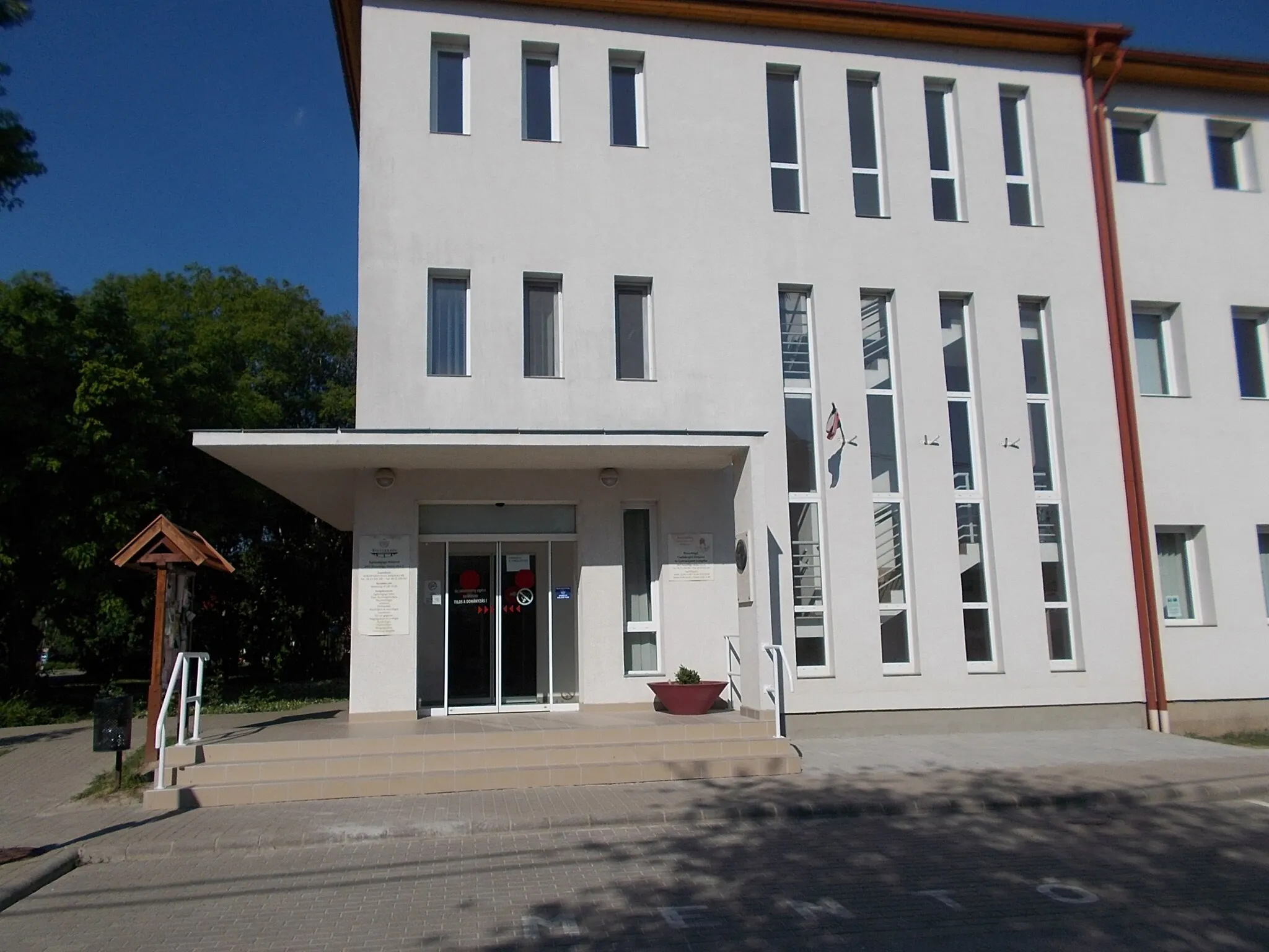 Photo showing: Medical Center in Torbágy, Biatorbágy, Pest County, Hungary.