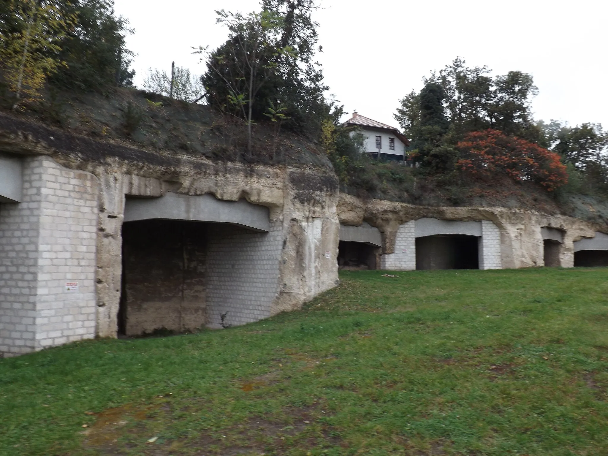 Photo showing: former limestone quarry in Diósd