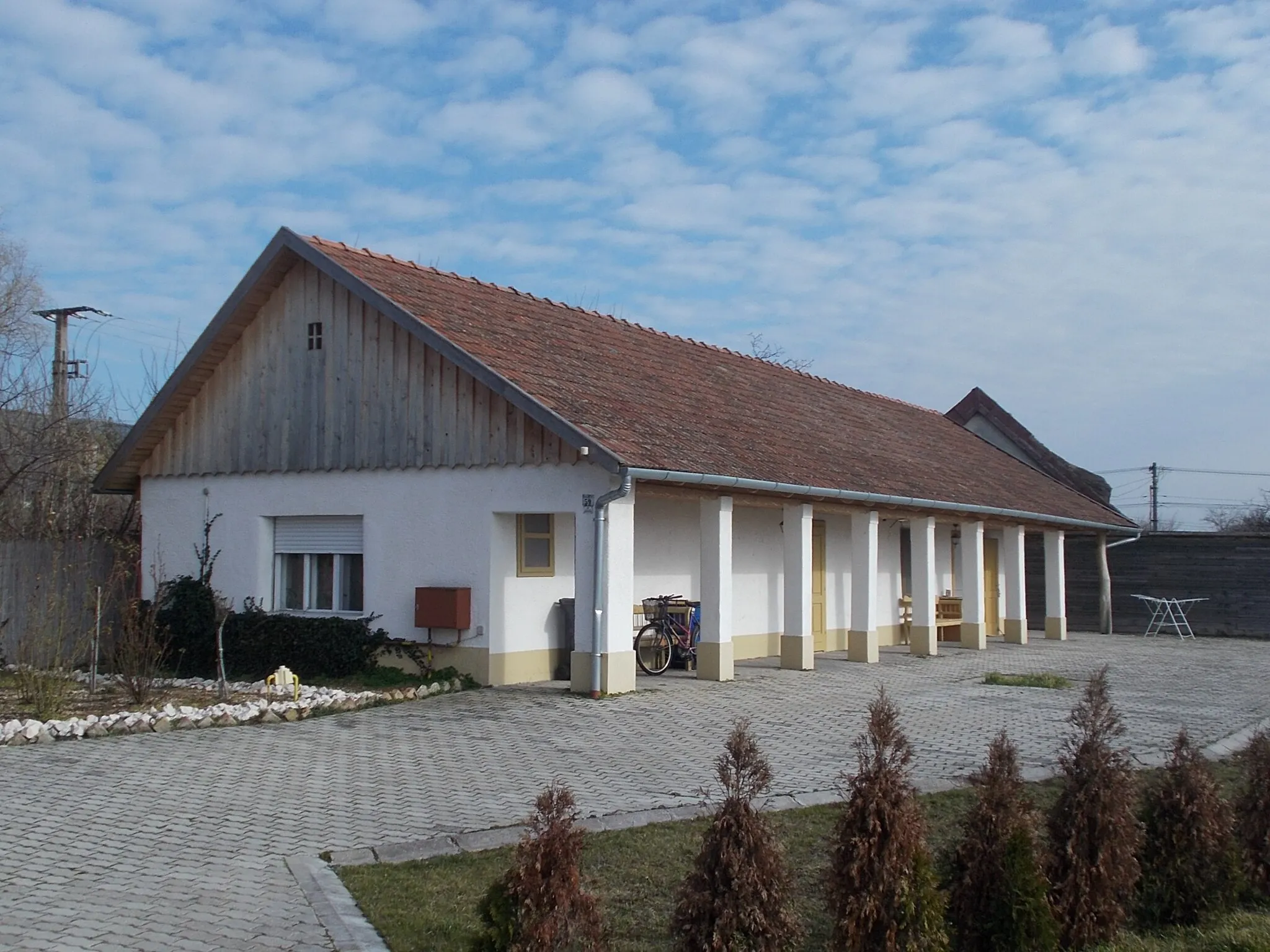 Photo showing: Tiled, gable roof house with porch - 59 Dózsa György Street, Dömsöd, Pest County, Hungary.