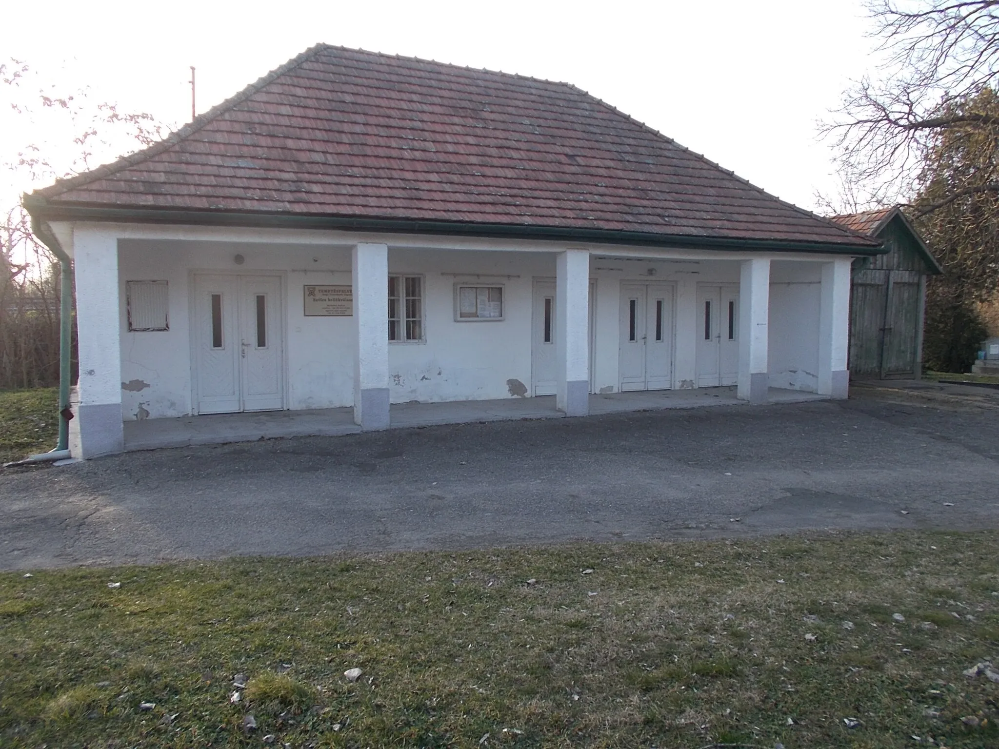 Photo showing: Funeral home in the Reformed cemetery (other name: Némedi Road cemetery) - Kossuth Lajos Street (Highway 51) and Némedi Road junction, Dömsöd, Pest County, Hungary.