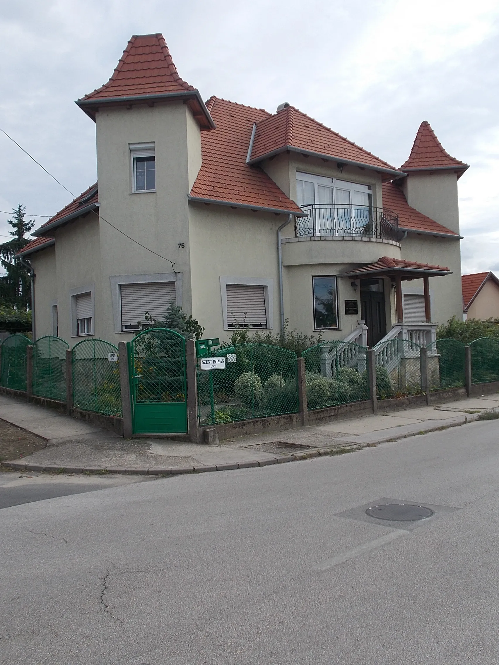 Photo showing: : Listed Villa -  75 Szent István Street, Dunakeszi, Pest County, Hungary.