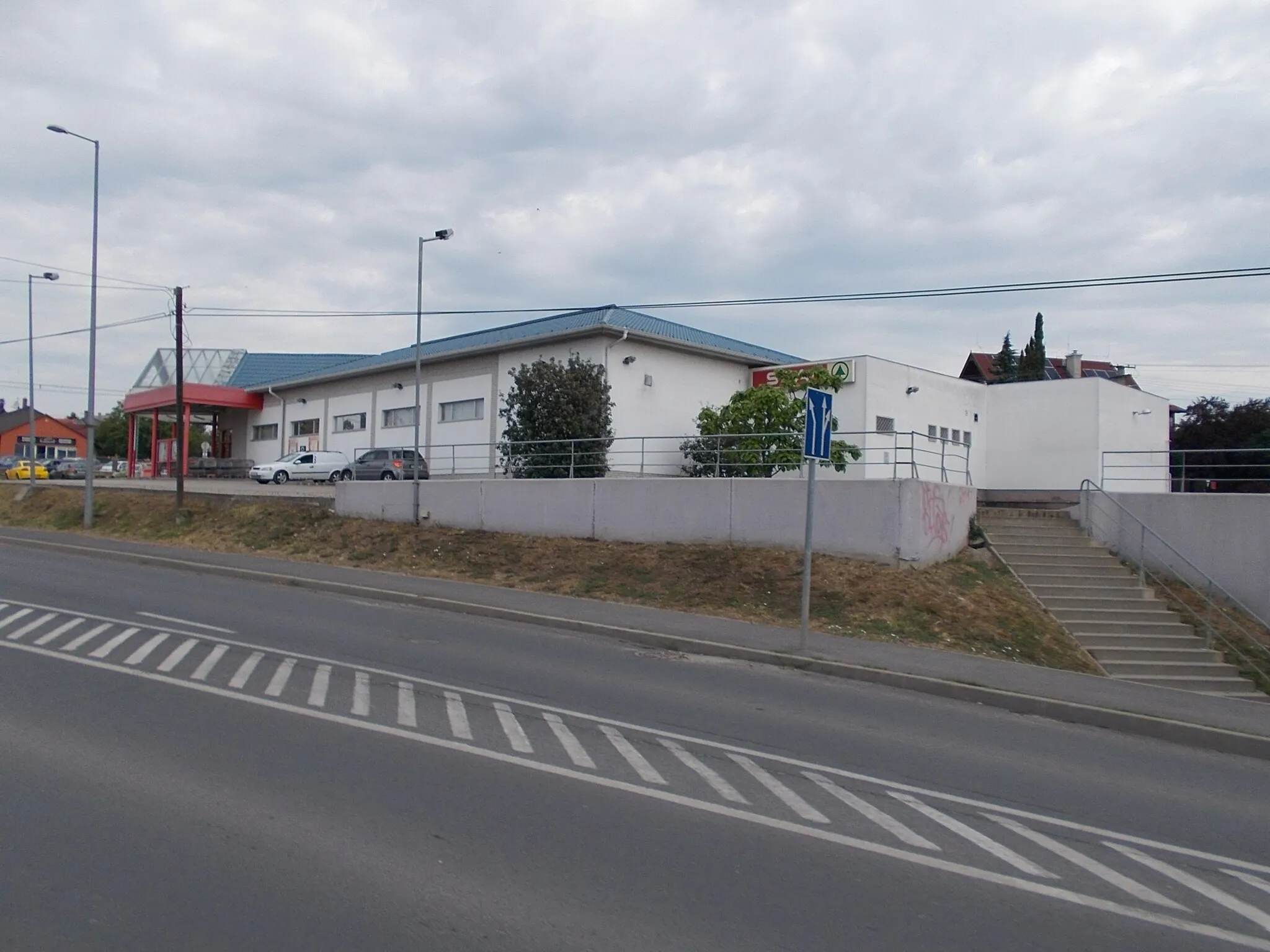 Photo showing: : SPAR shop - Tárnoki Road and Riminyáki Road corner, Postástelep neighborhood, Érd, Pest County, Hungary