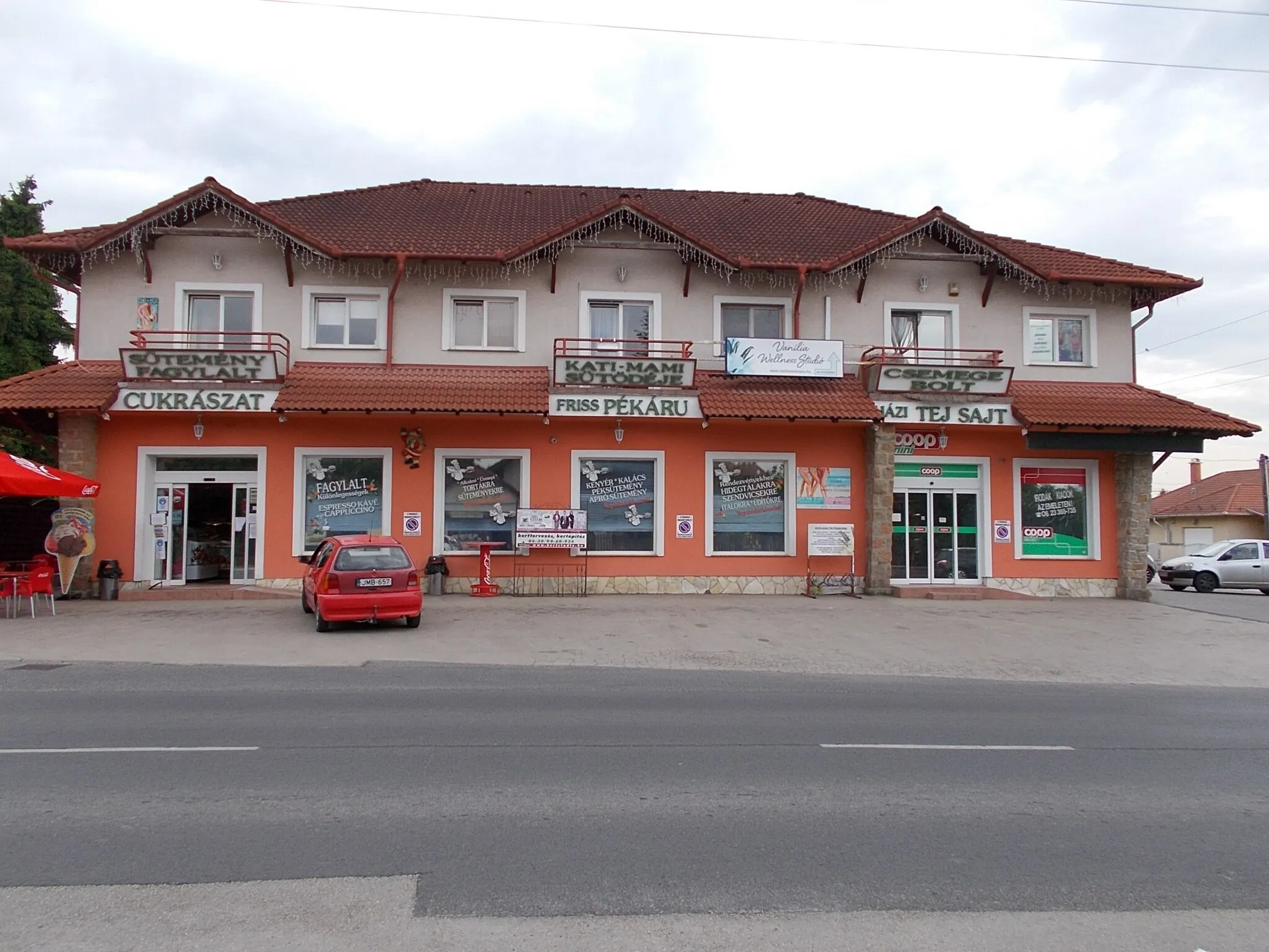 Photo showing: : Cake, ice cream, confectionery, Kati Mami's Bakery, Coop's delicacy store homemade milk and cheese - Riminyáki Road, Postástelep neighborhood, Érd, Pest County, Hungary.