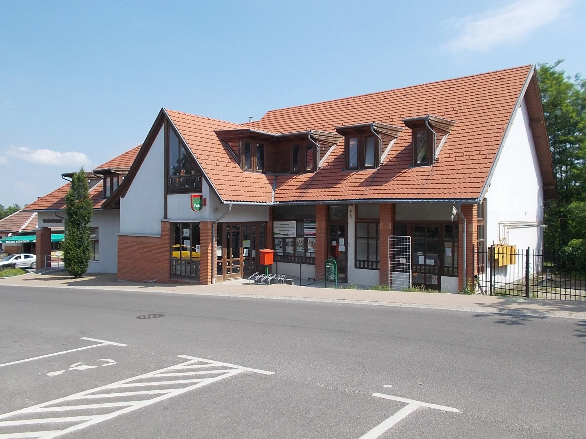 Photo showing: : Post office and mutual savings bank. - 2 Nemes utca, Erdőkertes, Pest County, Hungary.