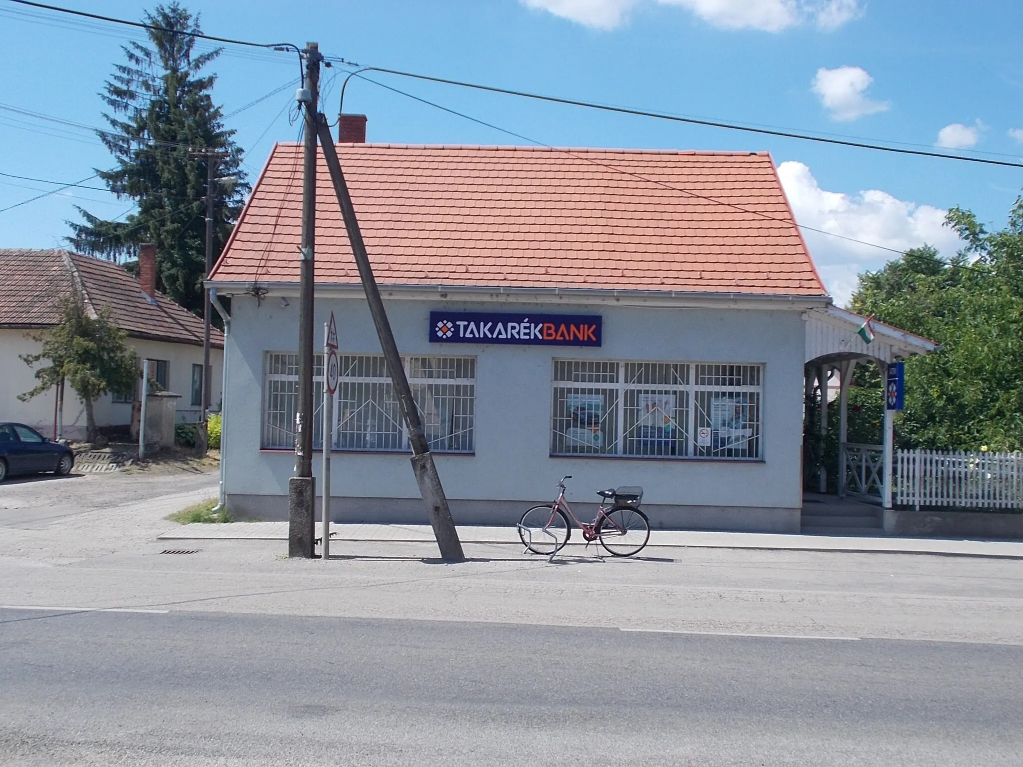 Photo showing: Savings Bank - 4(?) Fő Square, Farmos, Pest County, Hungary.