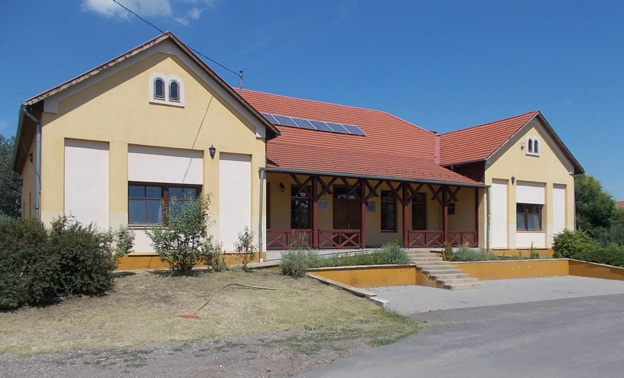 Photo showing: Former Matolcsy County House. Now here is the House of the Waterfront Life. Nature Conservation Training Centre. Built in 1901 to Baron(?) Károly Matolcsy (royal notary, descendant of the Luxemburg Prince family, the Kaas family). The house presents the natural values of the Tapio (river) region, the characteristic habitats, flora and fauna of the region in a large-scale exhibition. In addition to the huge diaporama in the great hall of the house, we can admire the characteristic fish of Tapio in six large aquariums, as well as live in the terrariums with reptiles and amphibians of the region.  (translated by Microsoft Translator based on farmos.hu) - Árpád Street, Farmos, Pest County, Hungary.