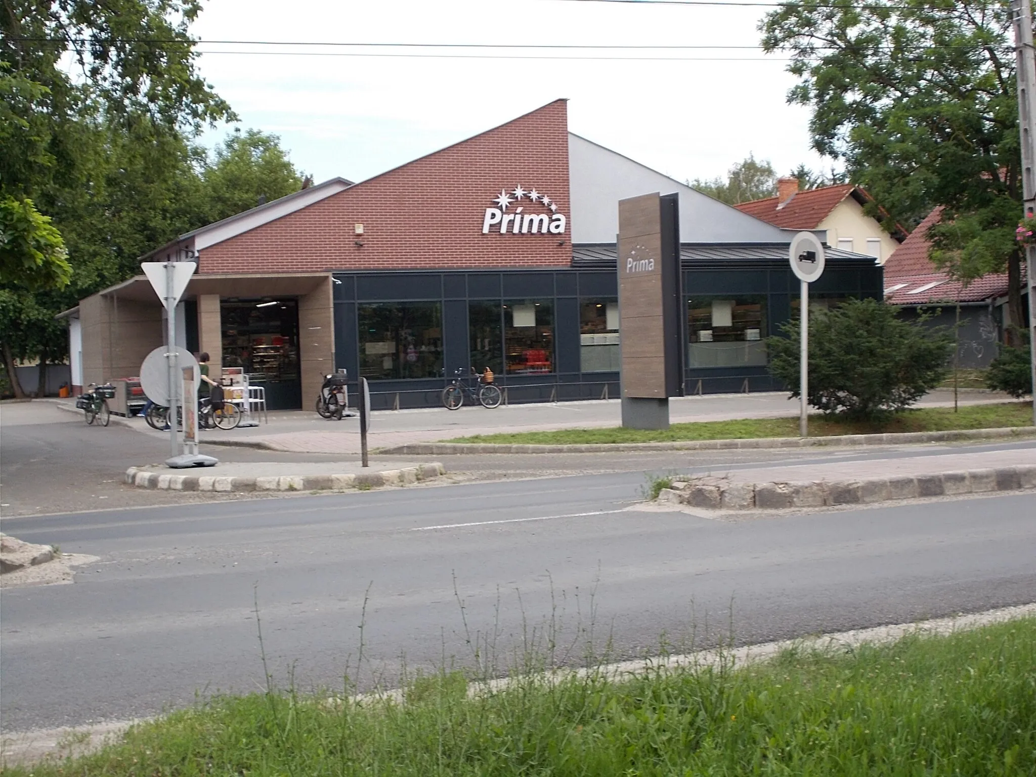 Photo showing: : Prima supermarket - 68 Pesti Road (Route 2), Alsógöd neighborhood, Göd, Pest County, Hungary.