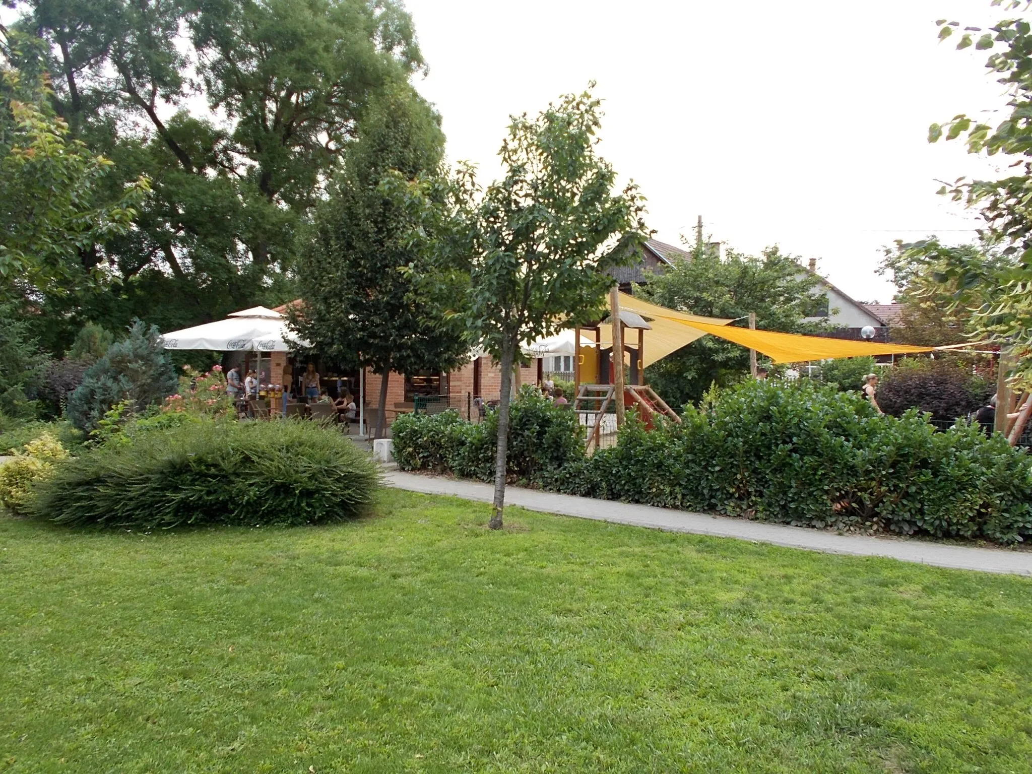 Photo showing: : Playground and cake shop - Kossuth Lajos Square, Alsógöd neighborhood, Göd, Pest County, Hungary.