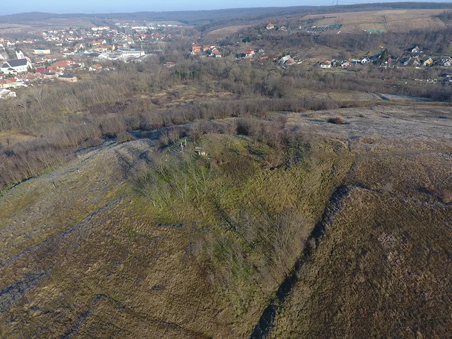 Photo showing: Földvár légi felvételen (Kerepes, Kárvária)