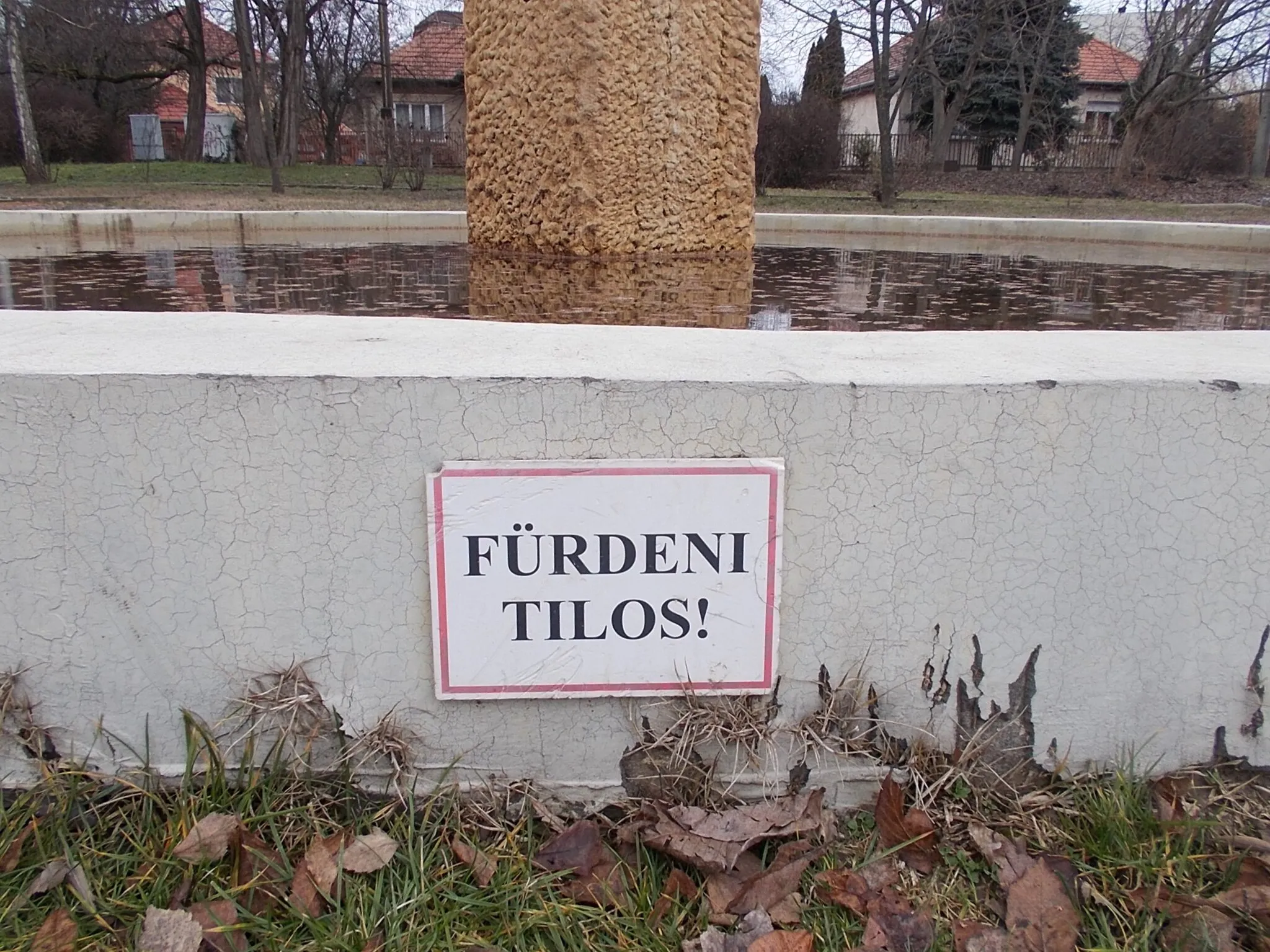 Photo showing: Fountain pillar with number 2007 (probably 2007 works) - Martinovics Square, Maglódi nyaraló neighbourhood, Maglód, Pest County, Hungary.